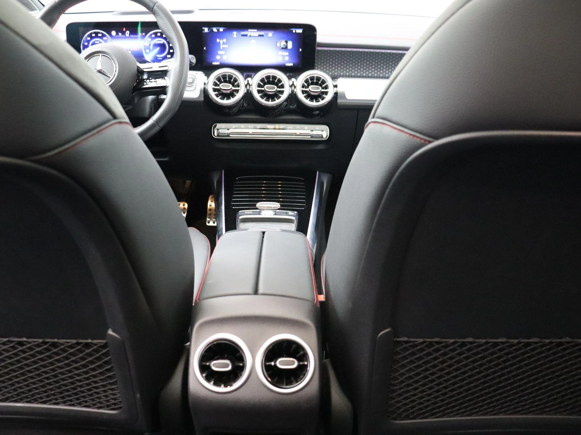 Mercedes-Benz-EQB-image-25