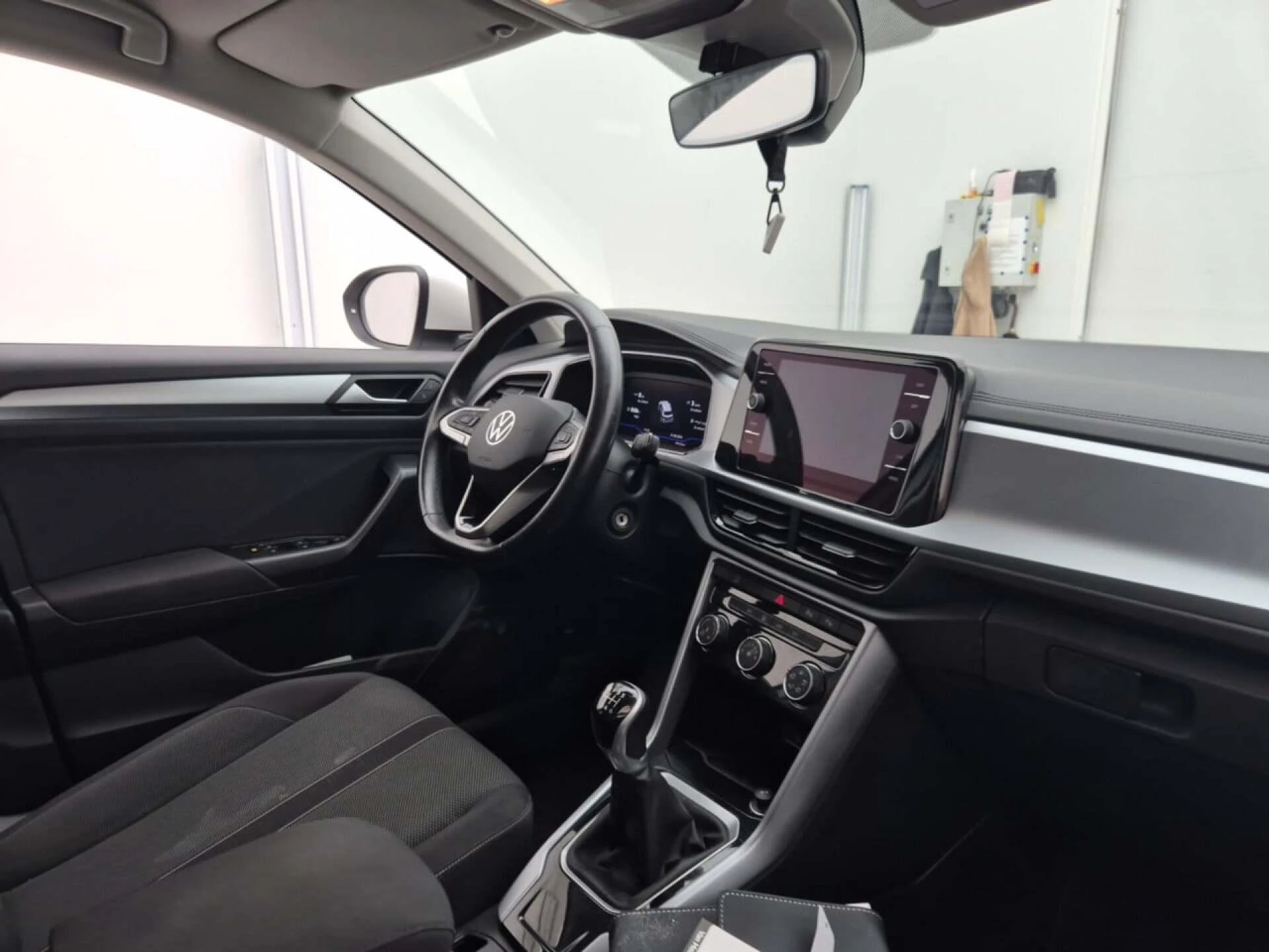 Volkswagen-T-Roc-image-2