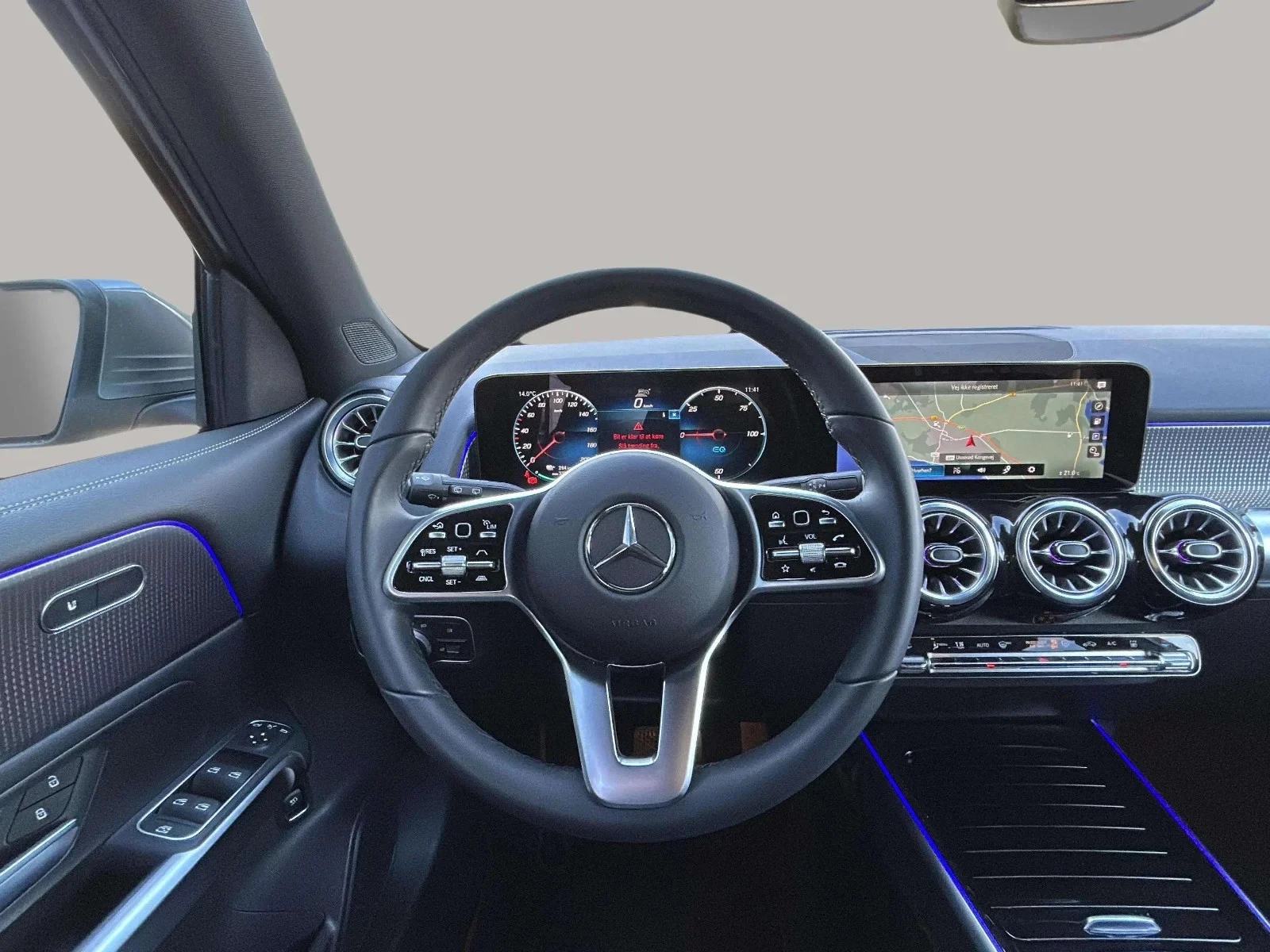 Mercedes-Benz-EQB-image-12