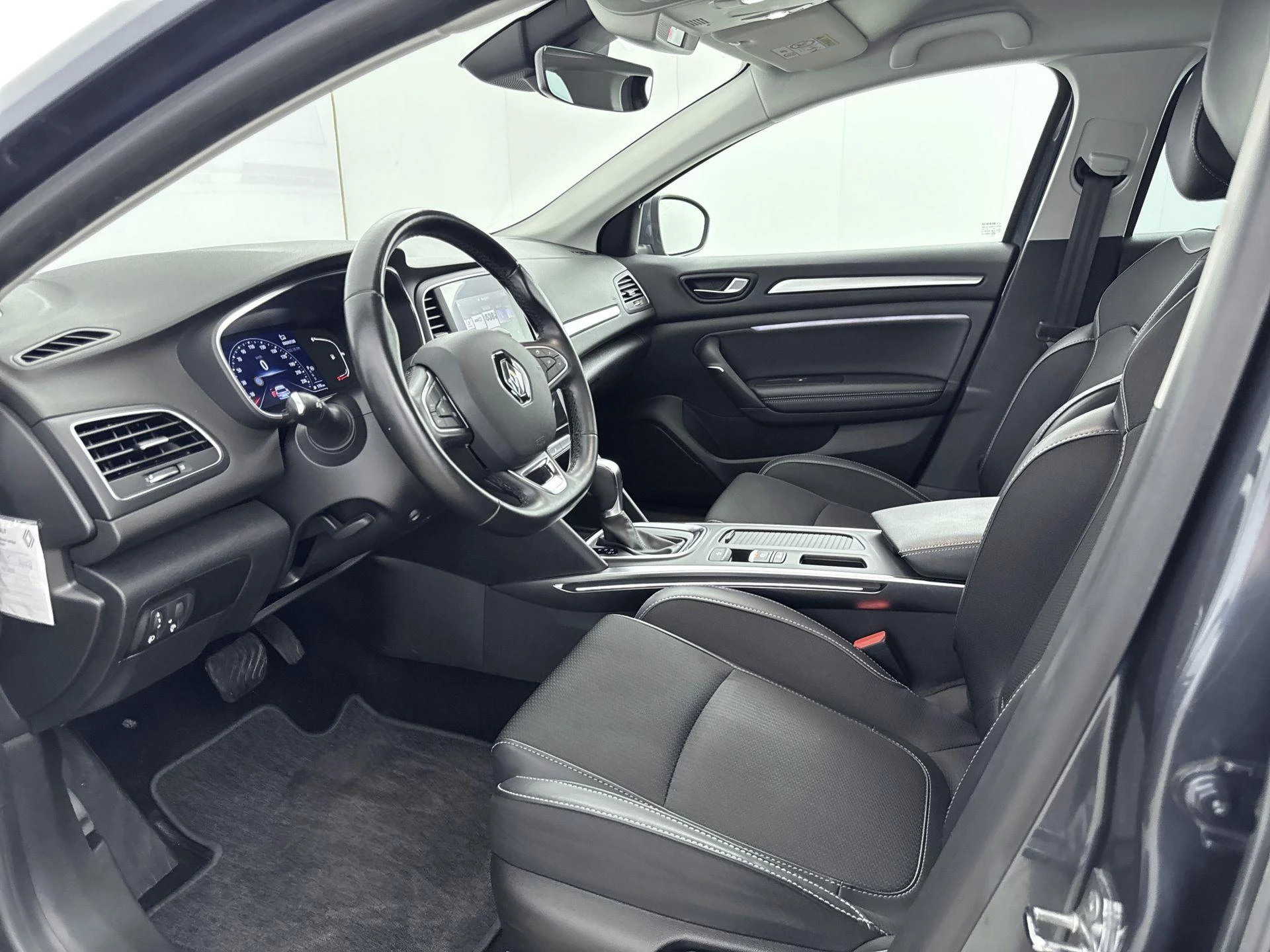 Renault-Mégane Estate-image-16