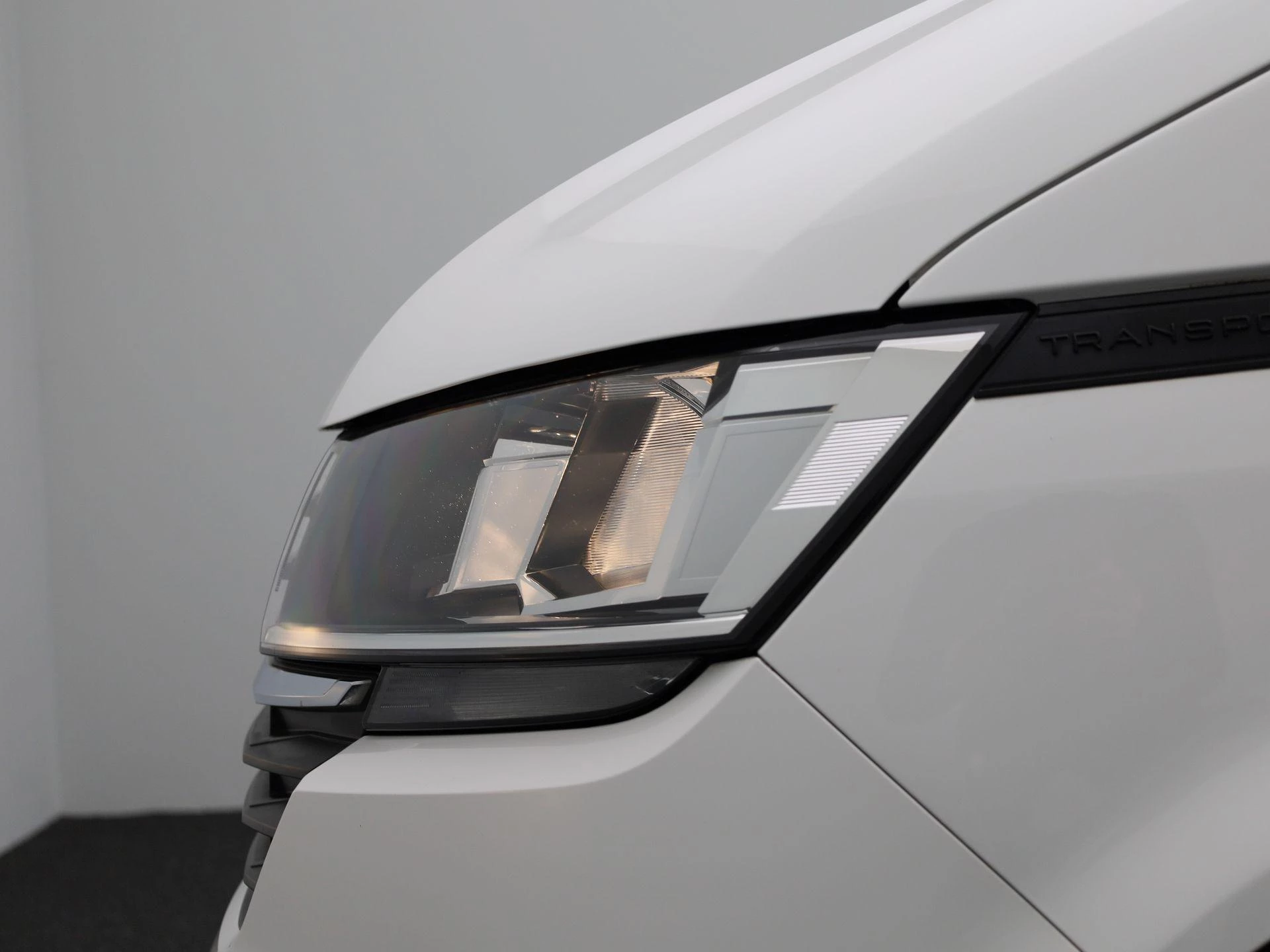 Volkswagen-Transporter-image-18
