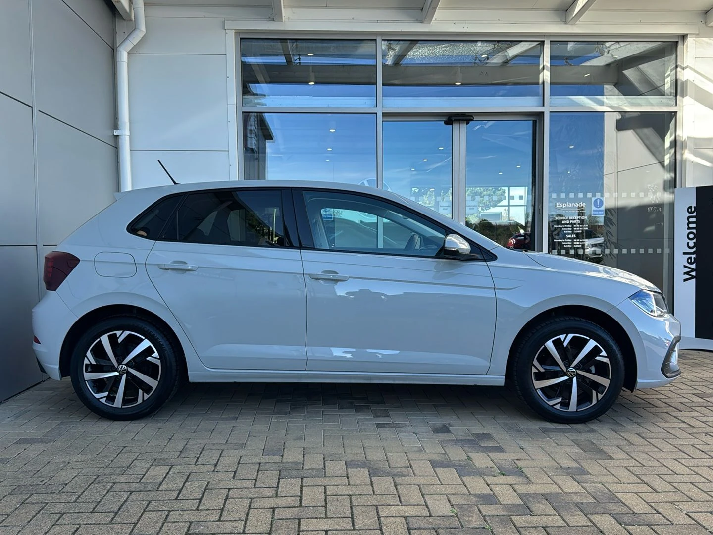 Volkswagen-Polo-image-9