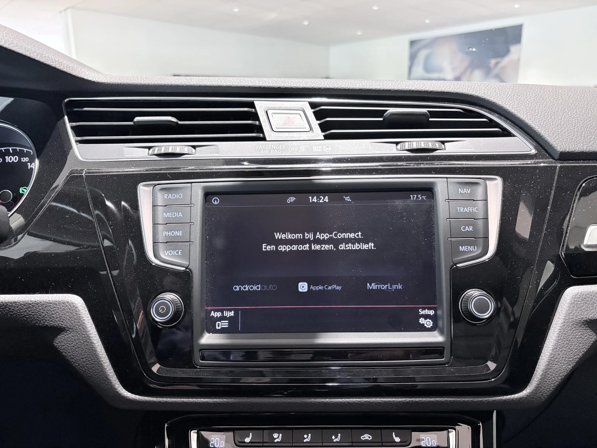 Volkswagen-Touran-image-33