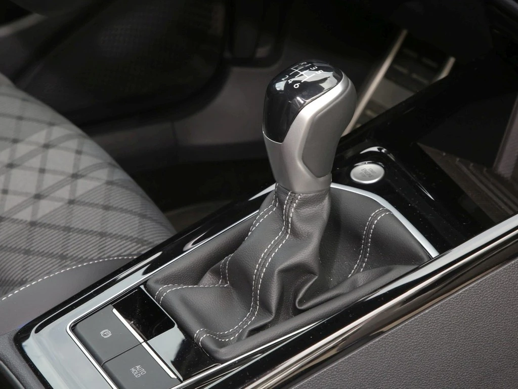 Volkswagen-Golf-image-8