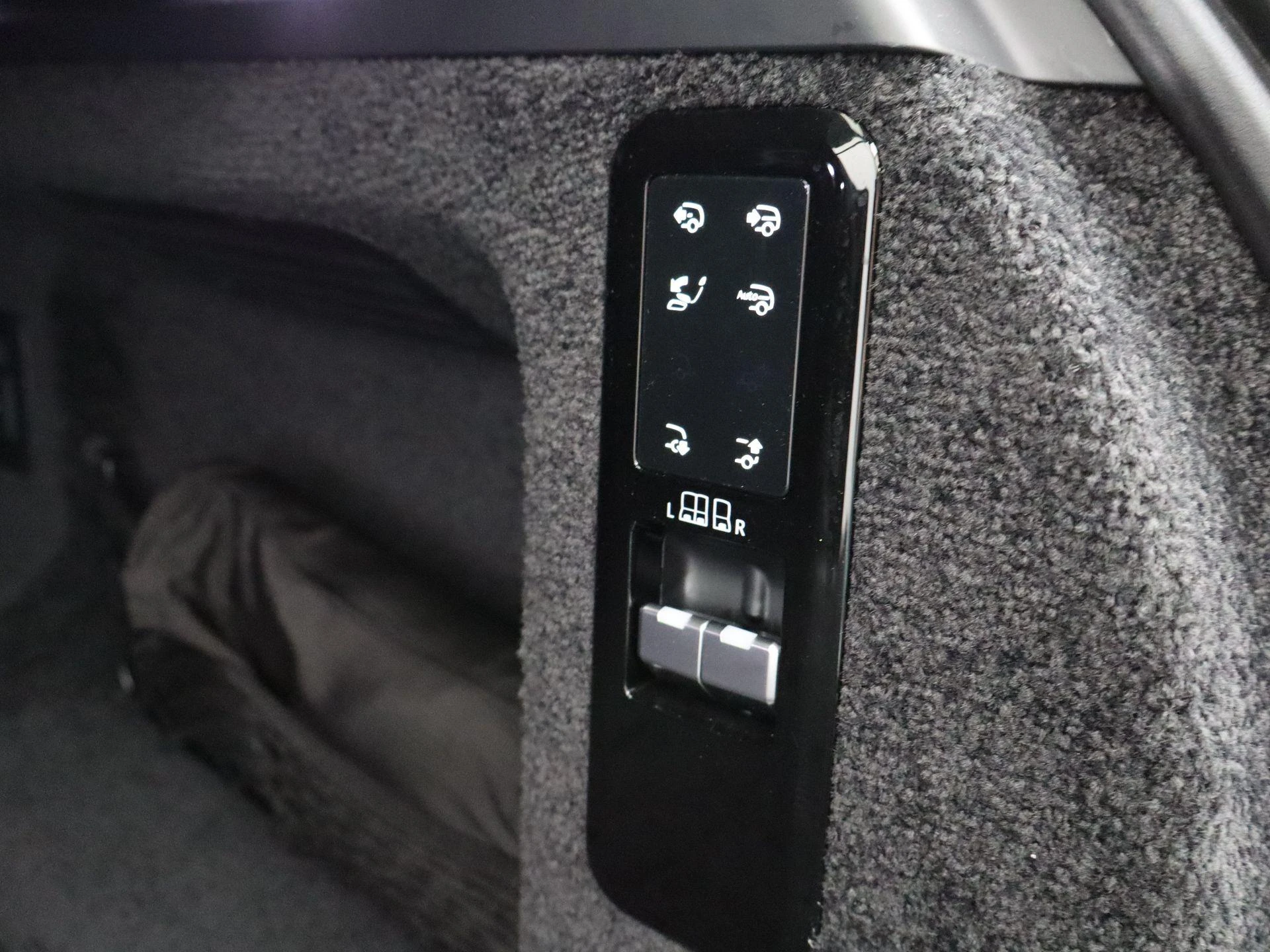 Land Rover-Range Rover-image-32