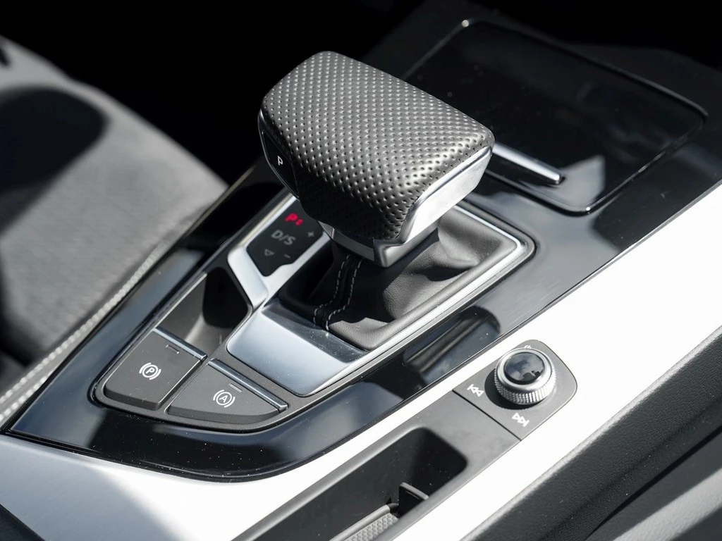 Audi A4 Avant 40 TFSI S line competition plus Matrix