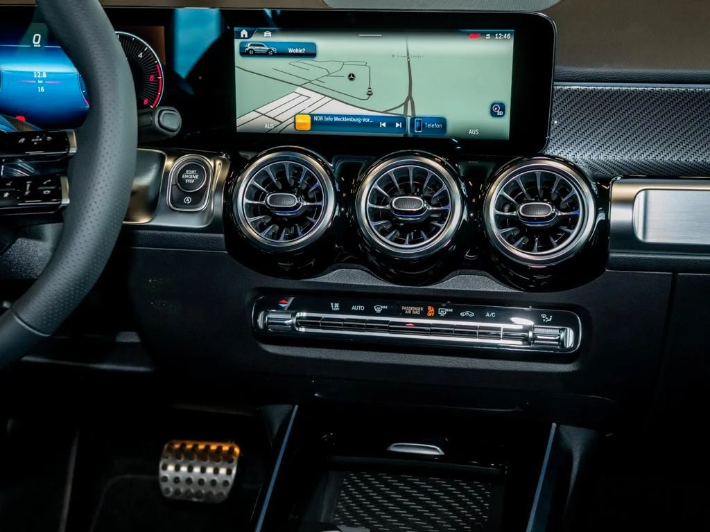 Mercedes-Benz-GLB 200 d-image-9