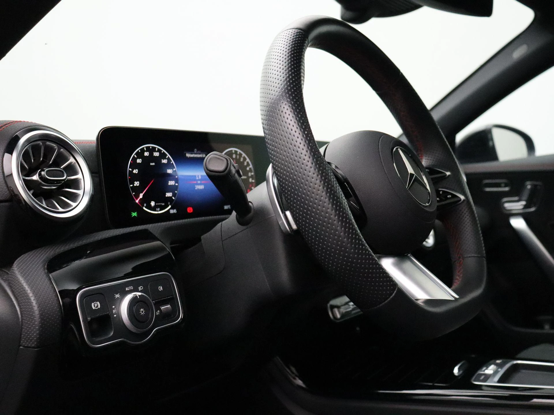 Mercedes-Benz-CLA-image-12