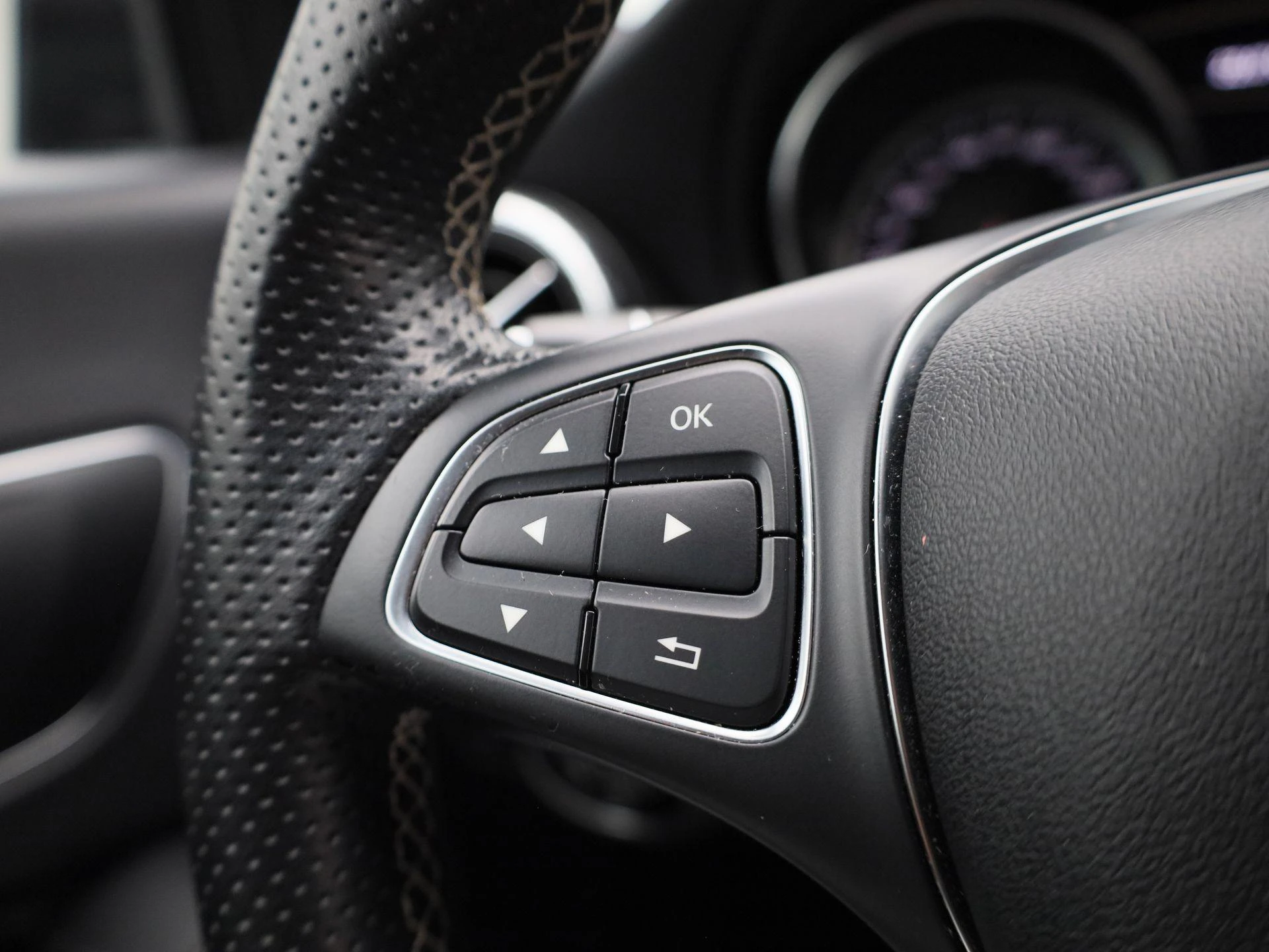 Mercedes-Benz-CLA-image-18