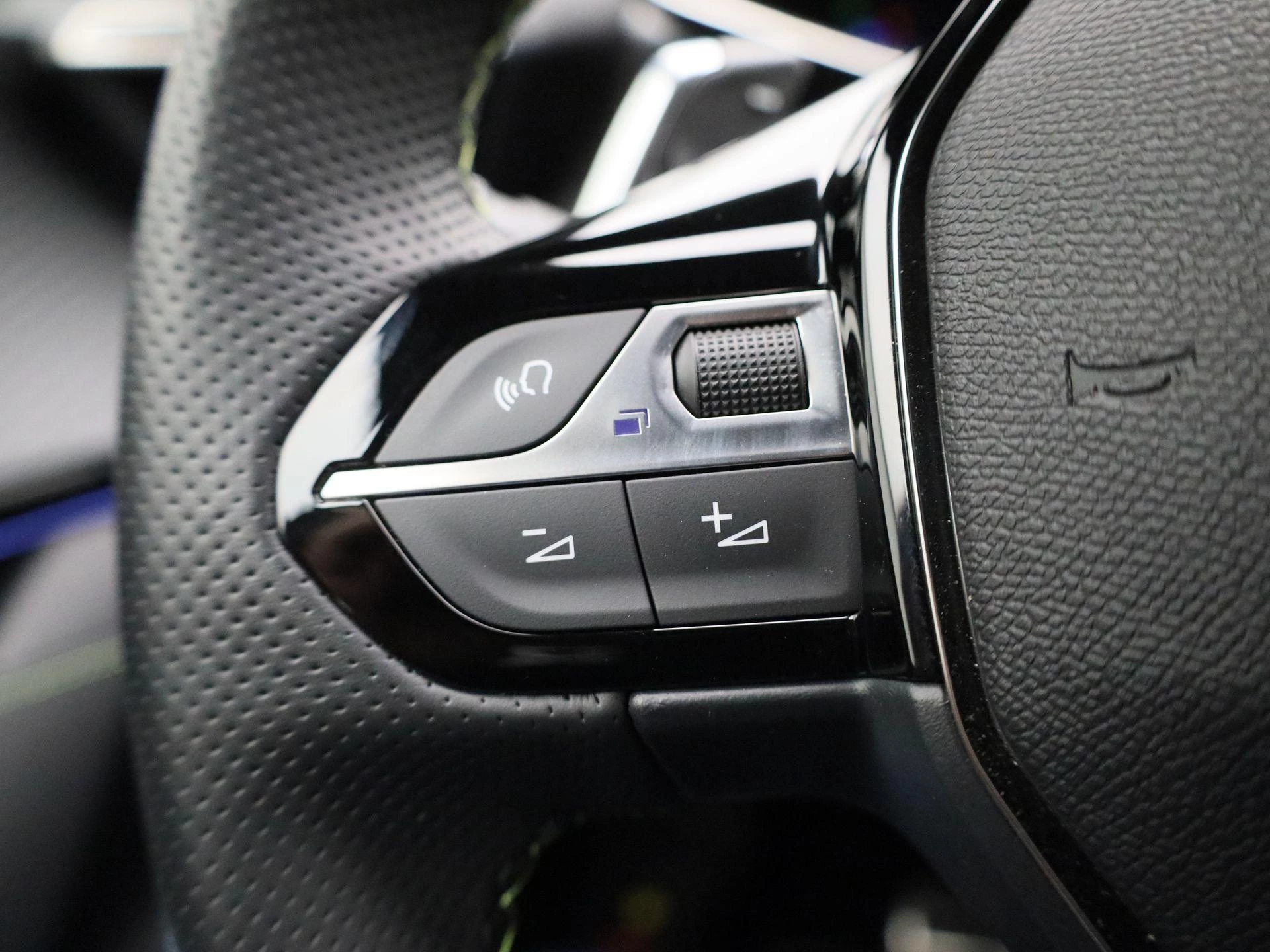 Peugeot 208 1.2 HYBRID 100 e-DSC6 GT