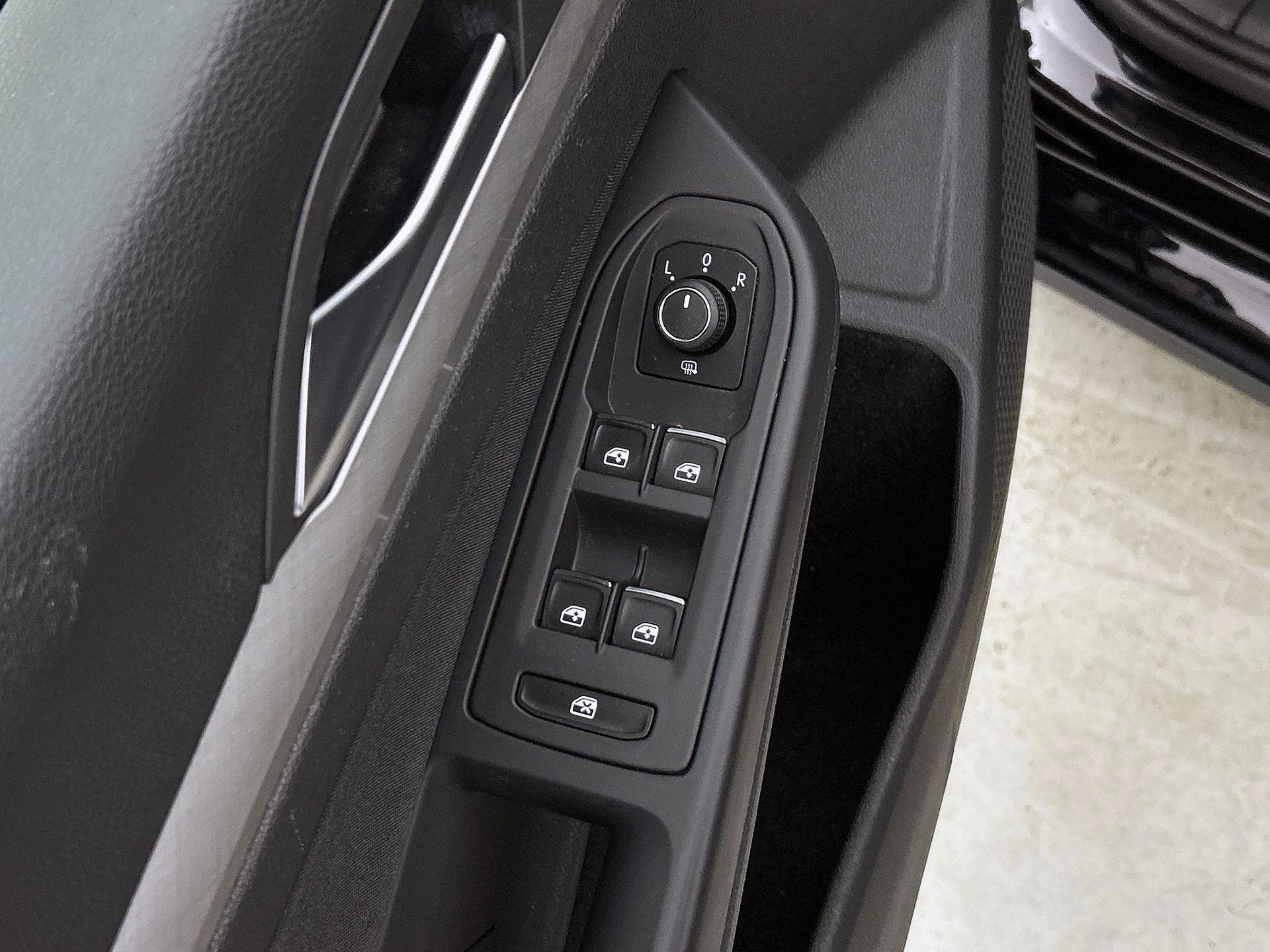 Volkswagen-Golf-image-23