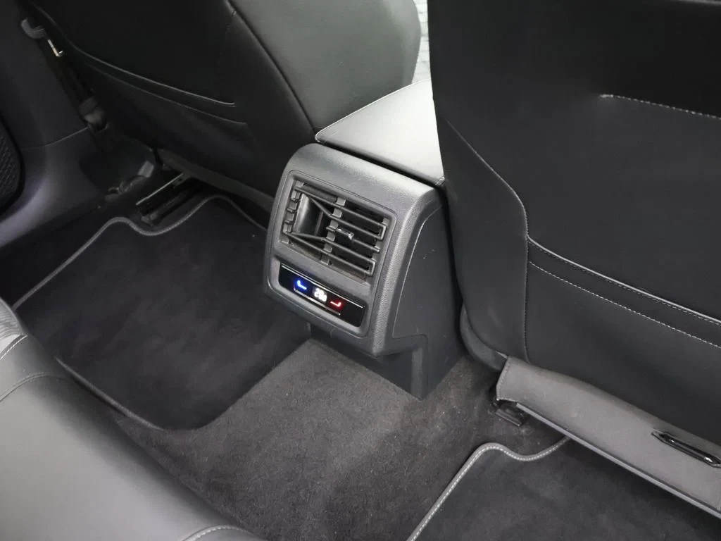Volkswagen-Golf-image-13