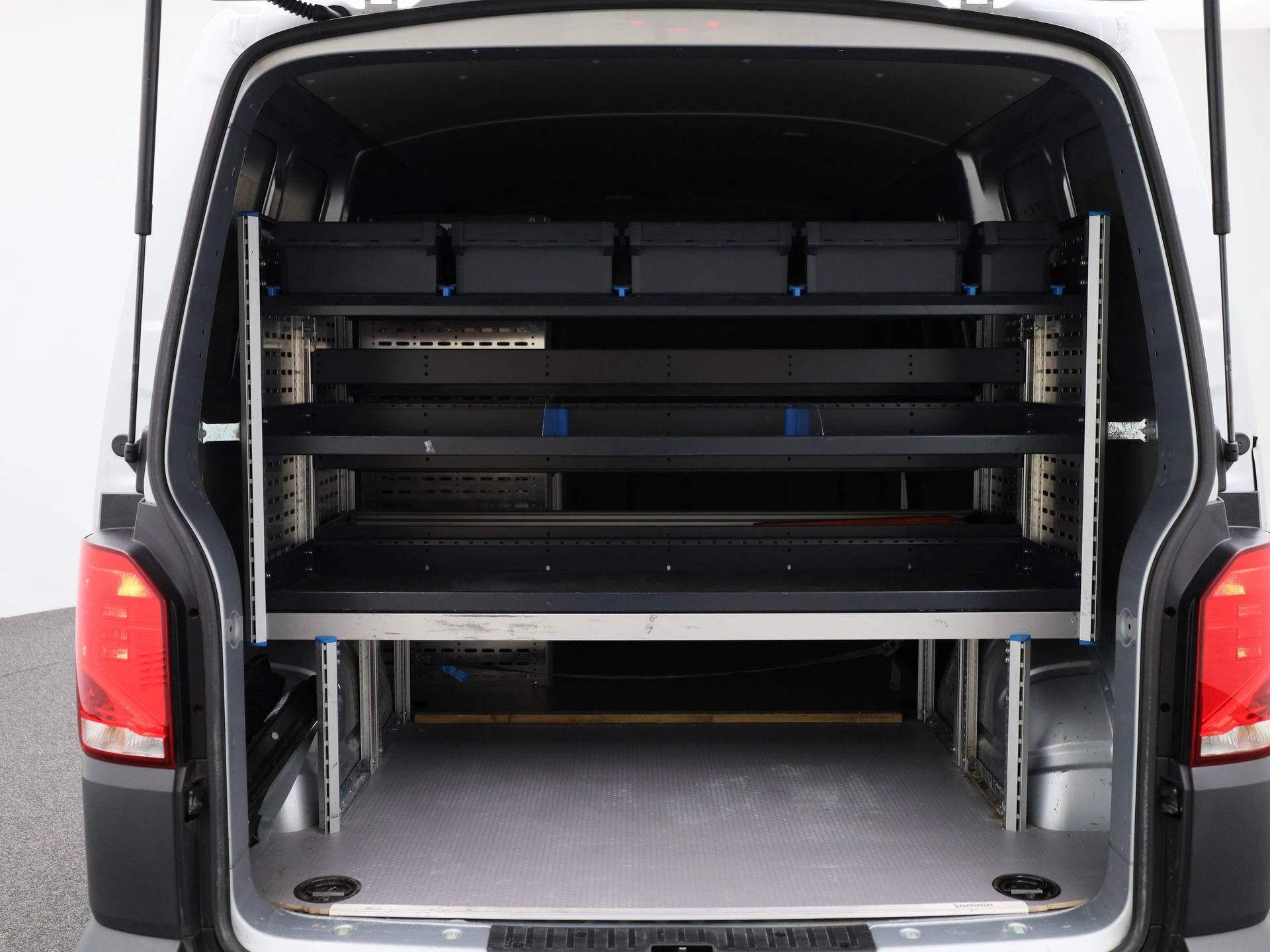 Volkswagen-Transporter-image-16