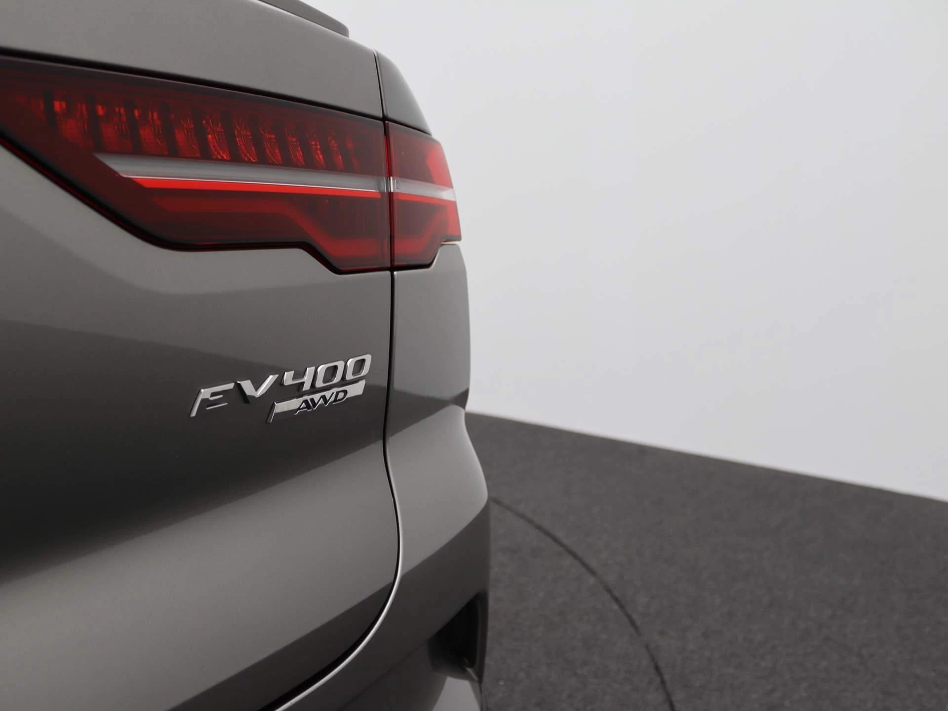 Jaguar-I-PACE-image-40