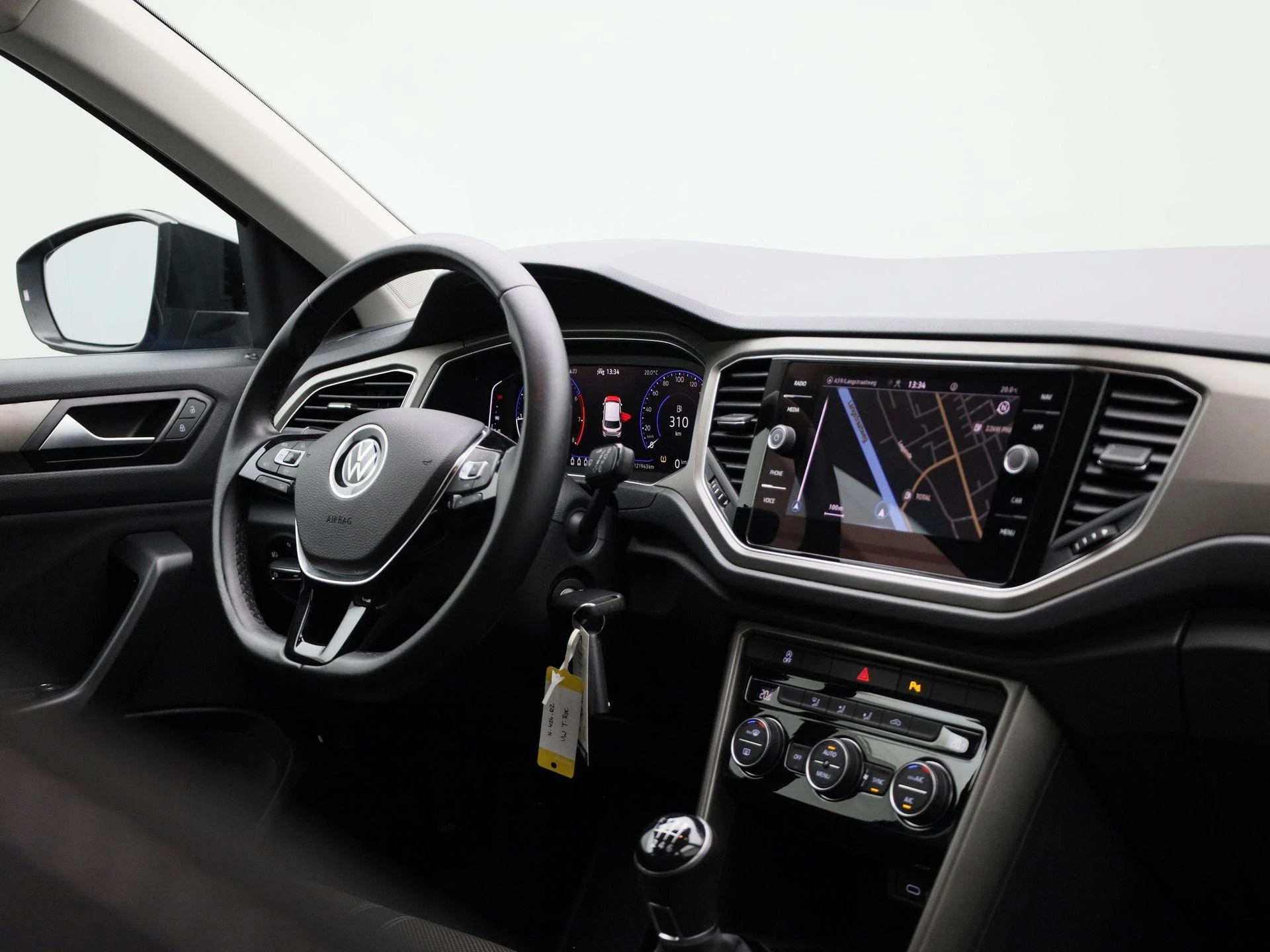 Volkswagen-T-Roc-image-34