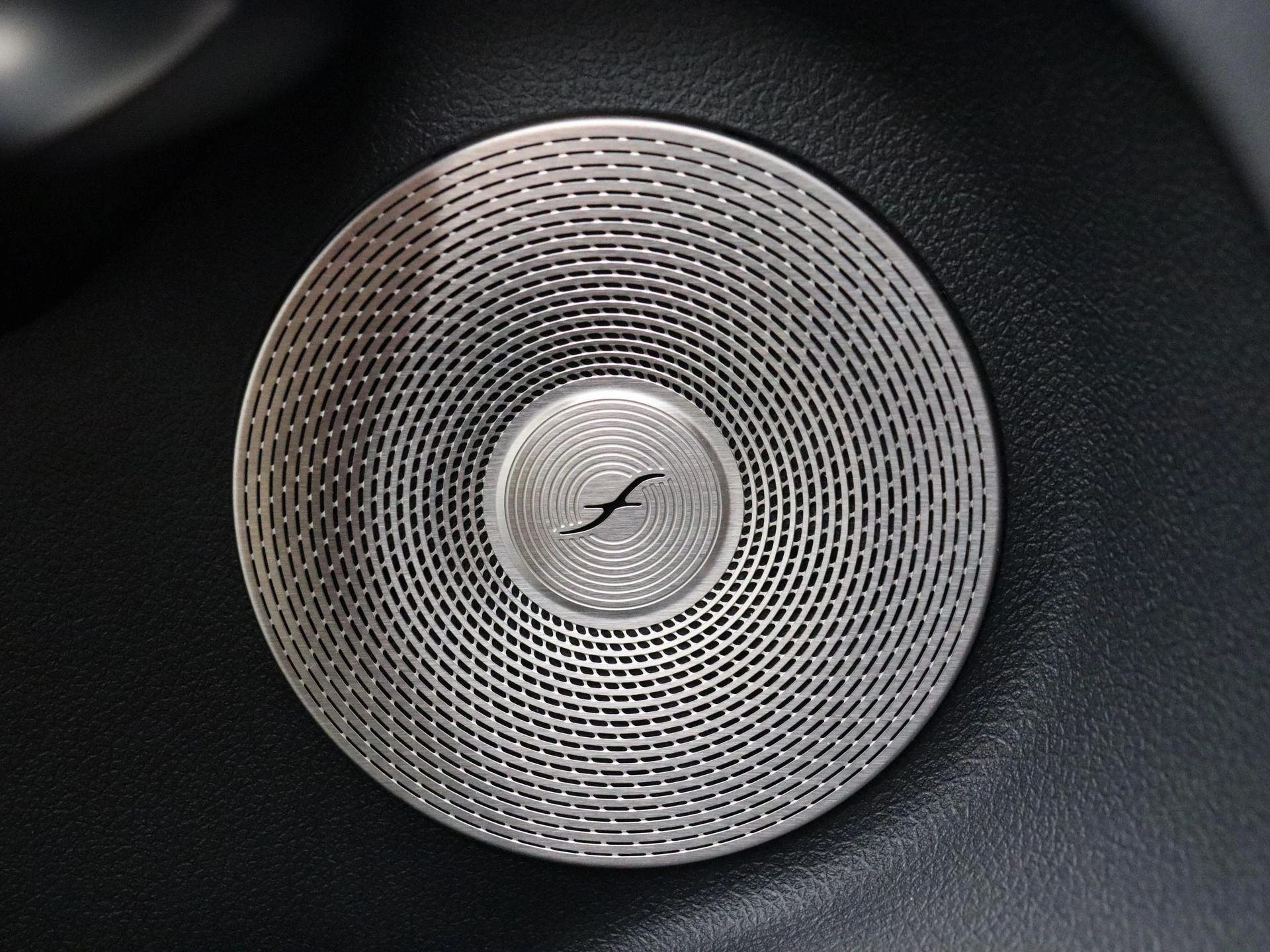 Mercedes-Benz-GLB-image-10