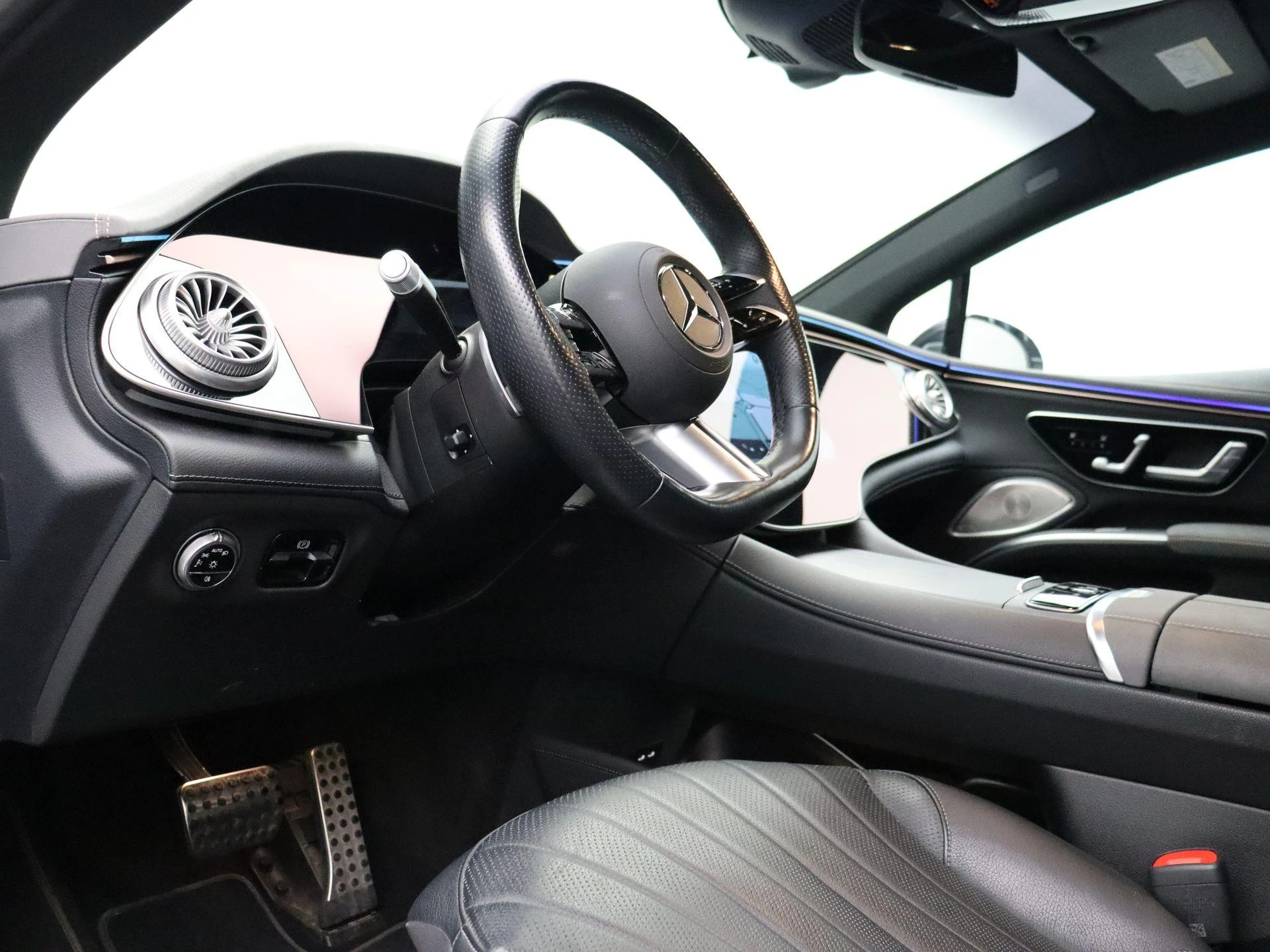 Mercedes-Benz-EQS-image-12
