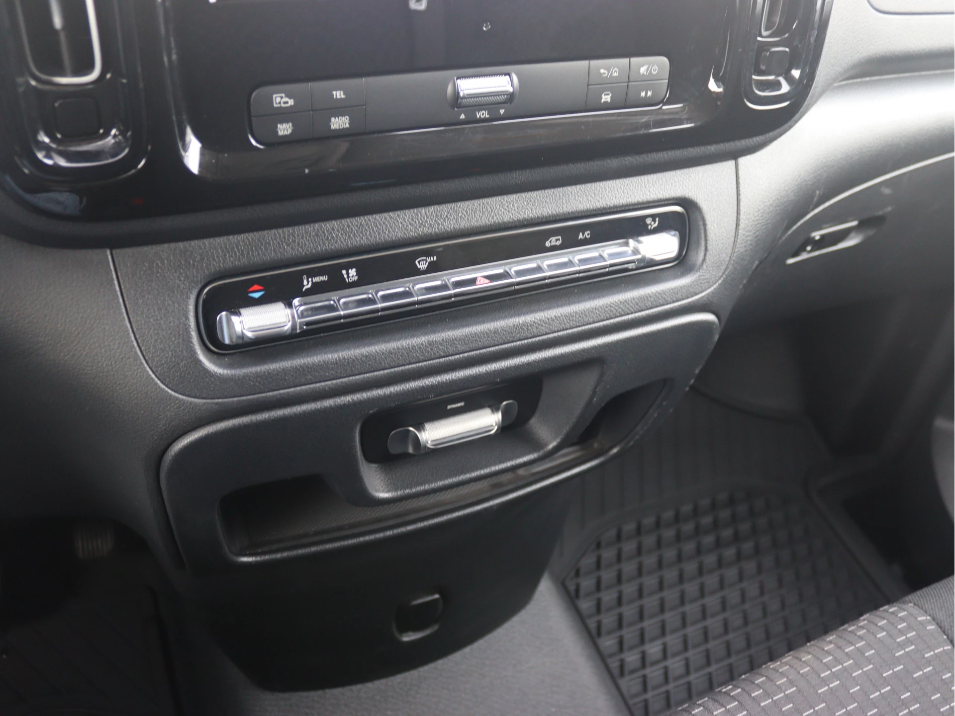 Mercedes-Benz-Vito-image-11