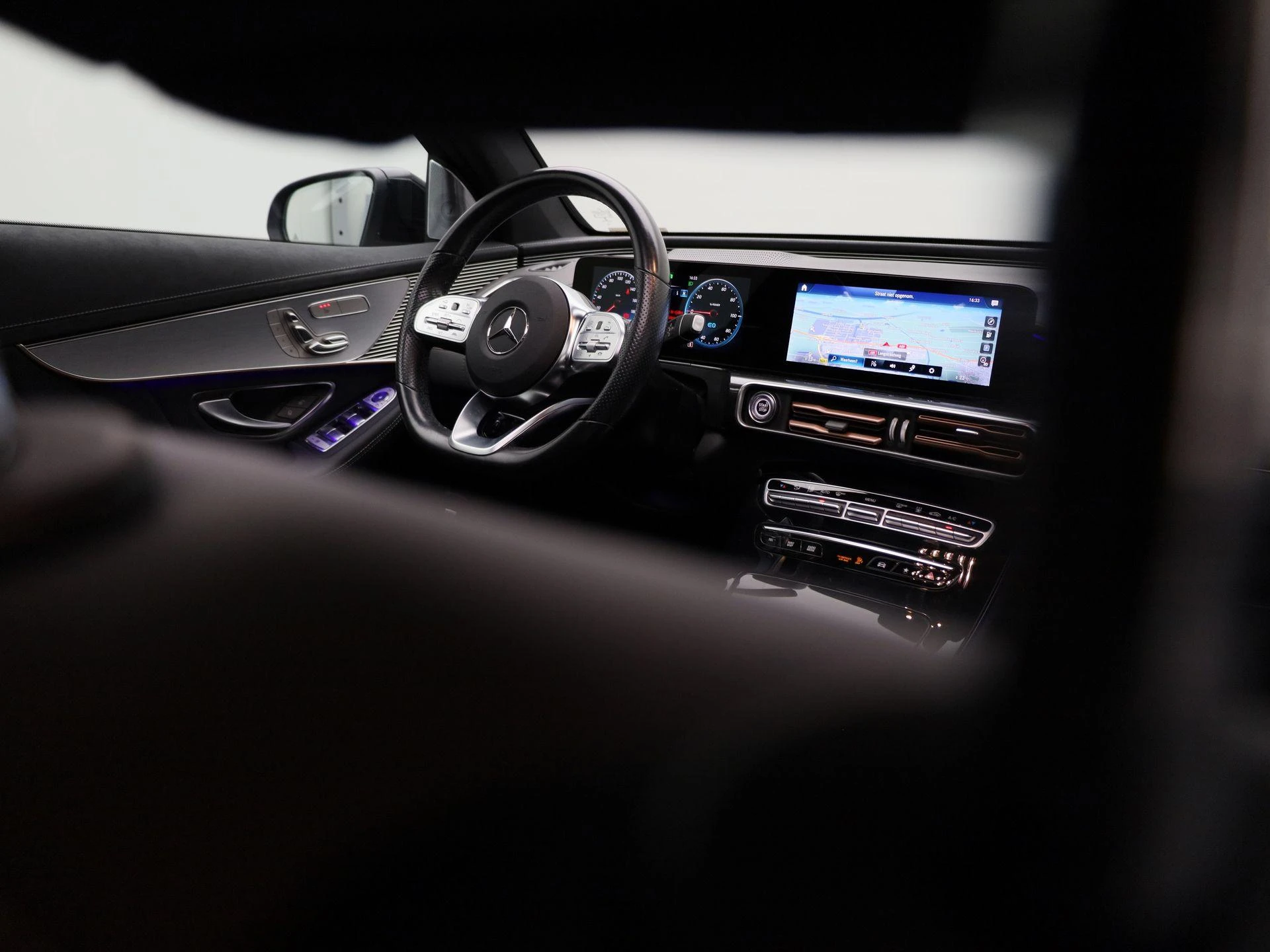 Mercedes-Benz-EQC-image-54