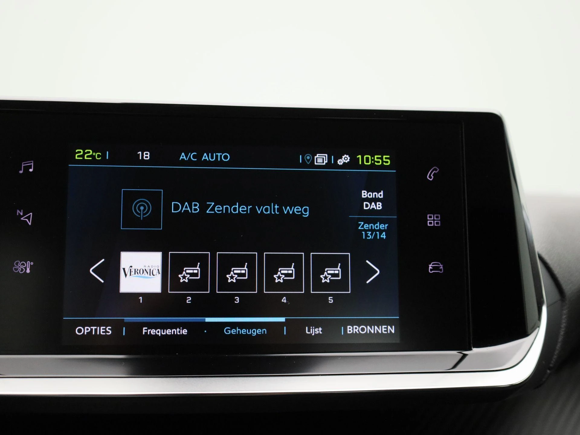 Peugeot-e-208-image-17
