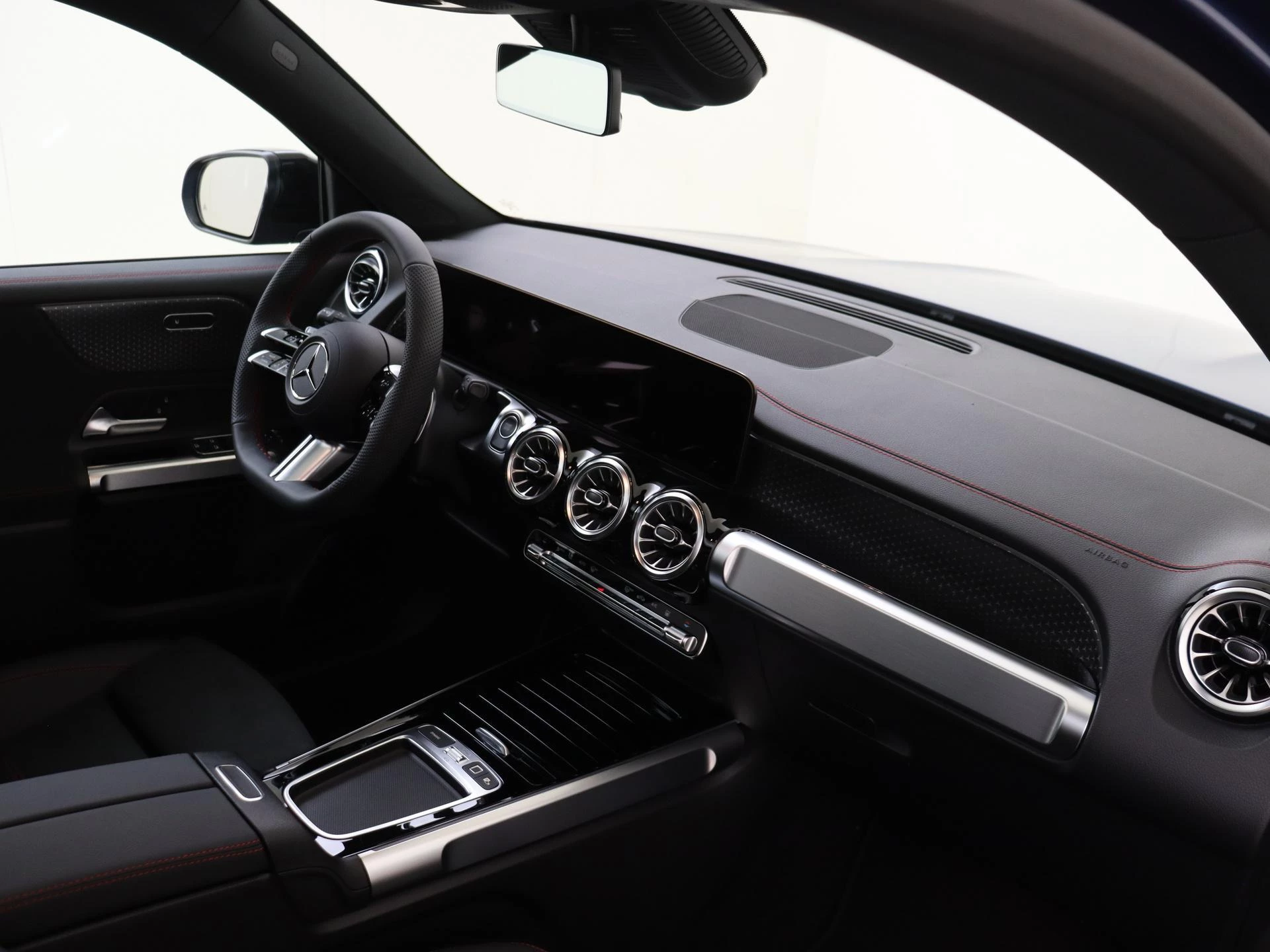 Mercedes-Benz-EQB-image-6