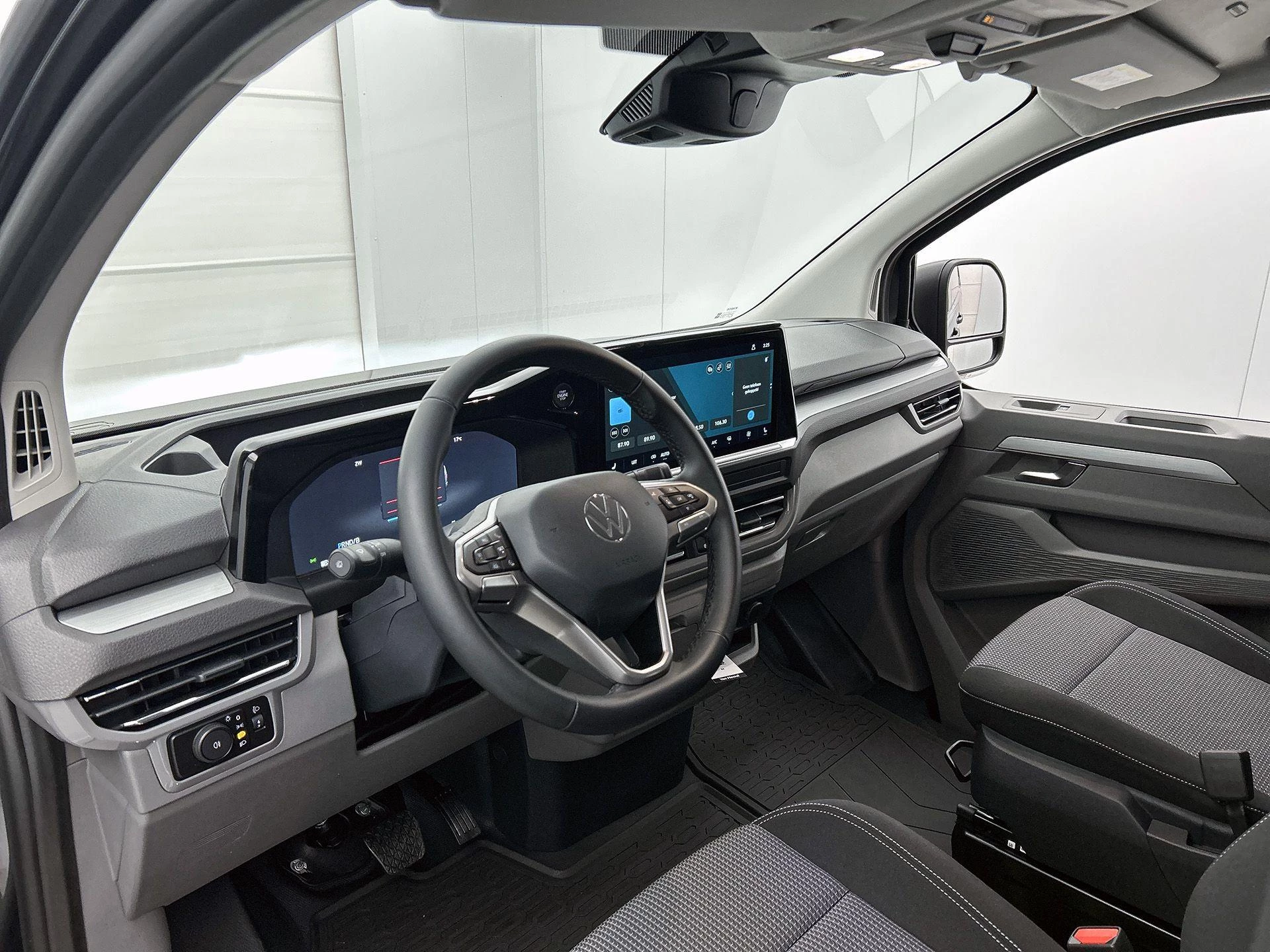 Volkswagen-e-Transporter-image-21