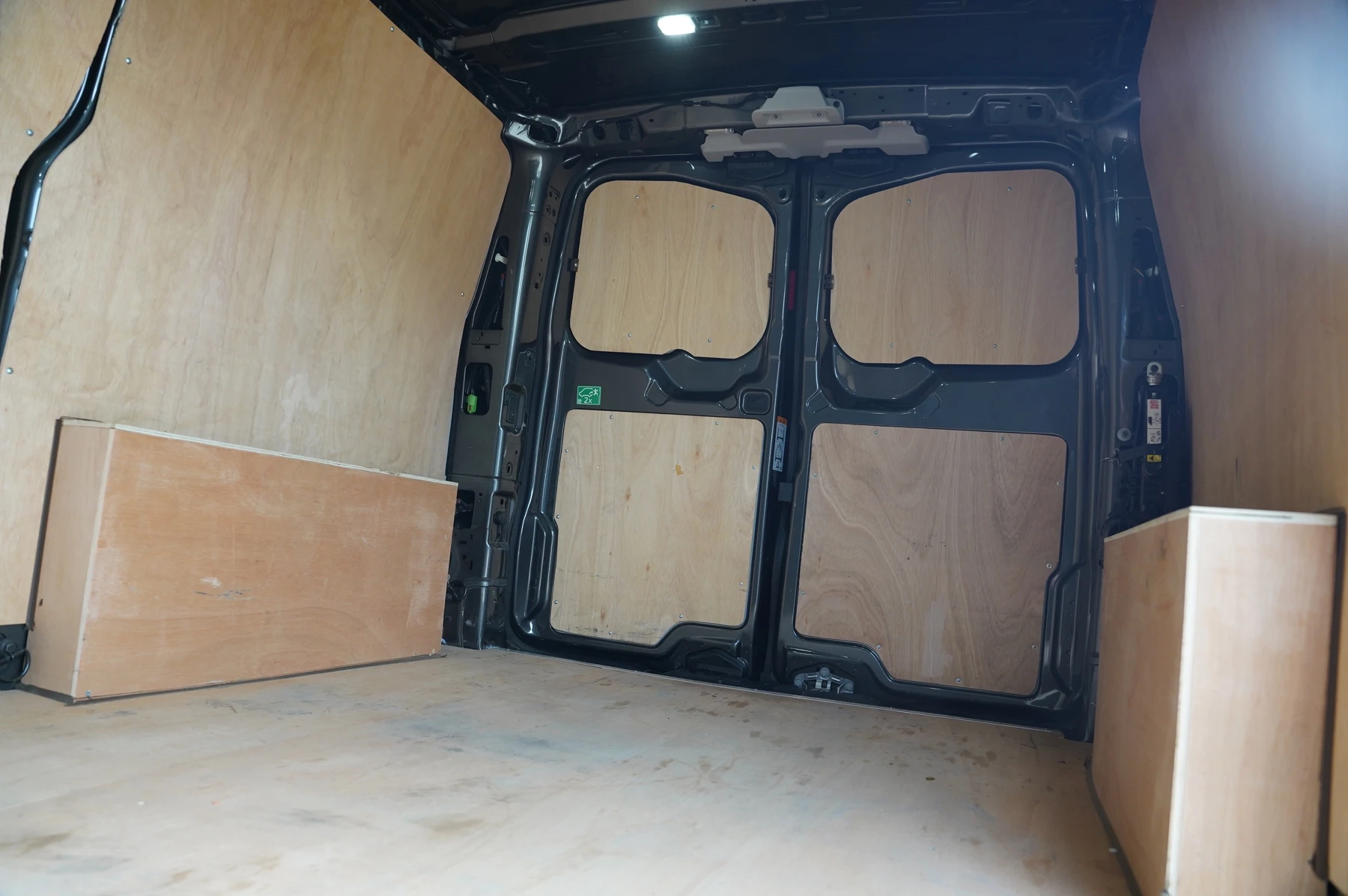 Volkswagen-Transporter-image-35