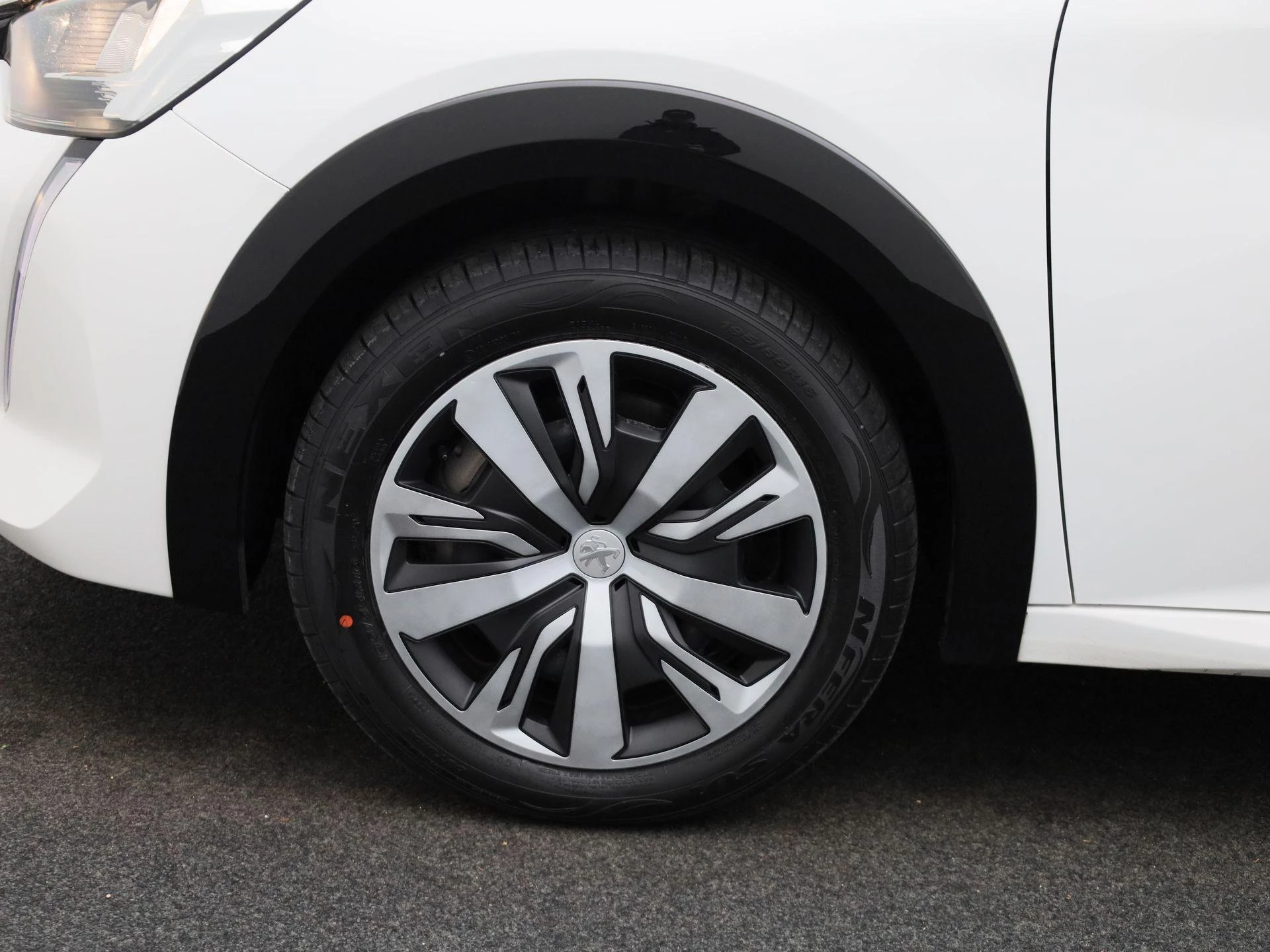 Peugeot-e-208-image-12