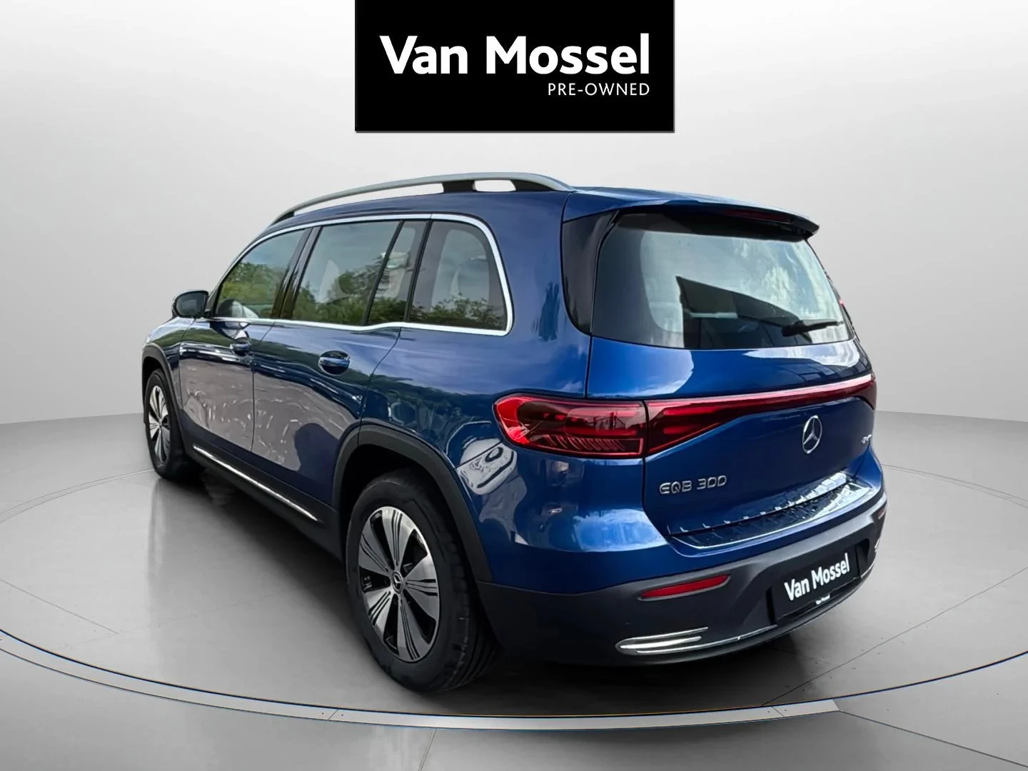 Mercedes-Benz-EQB-image-2