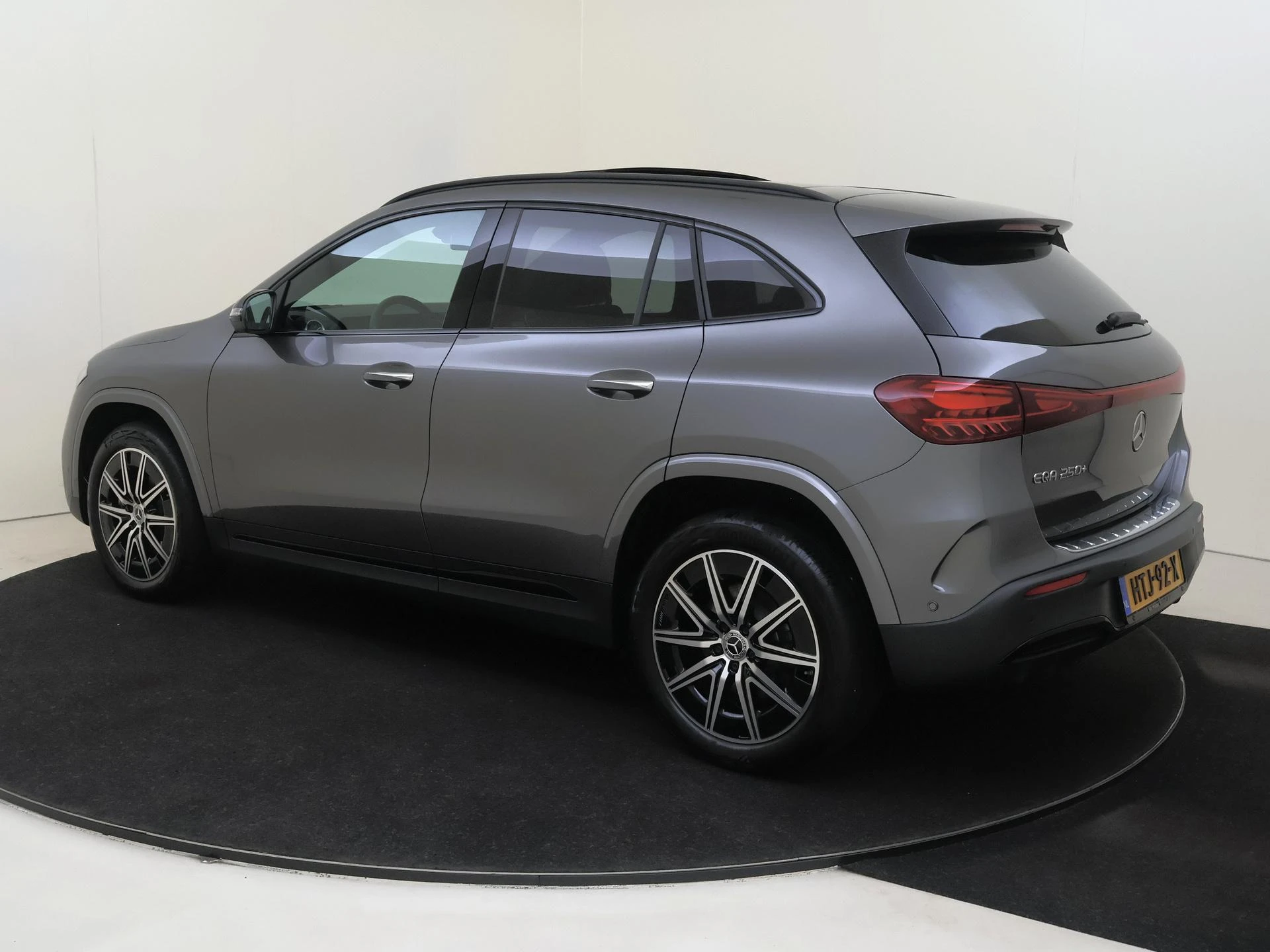 Mercedes-Benz-EQA-image-2