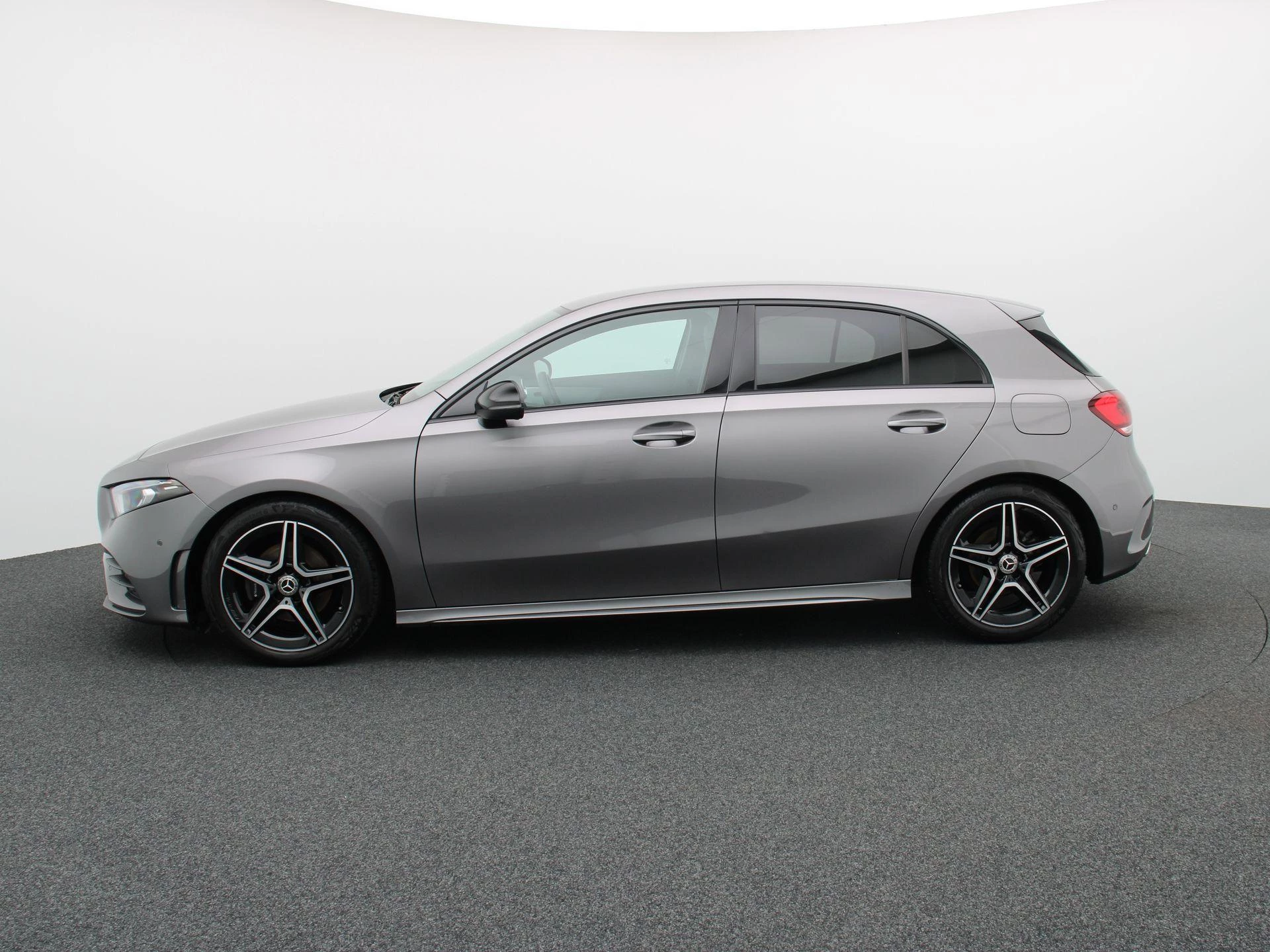 Mercedes-Benz A-Klasse 180 + AMG LINE + LED + CAMERA +