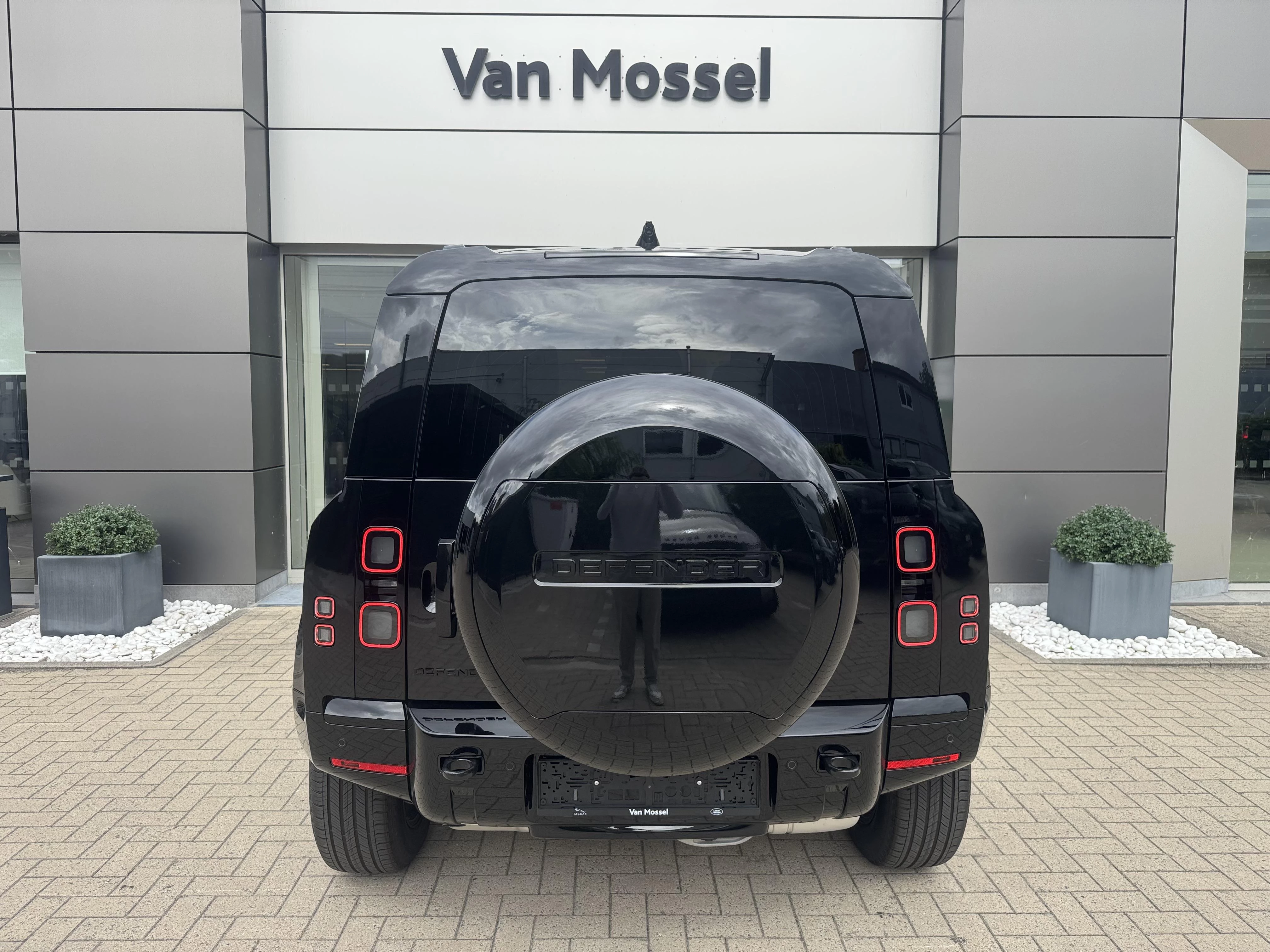 Land Rover-Defender-image-7