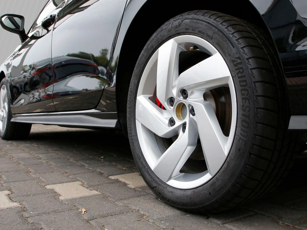 Volkswagen-Golf-image-4