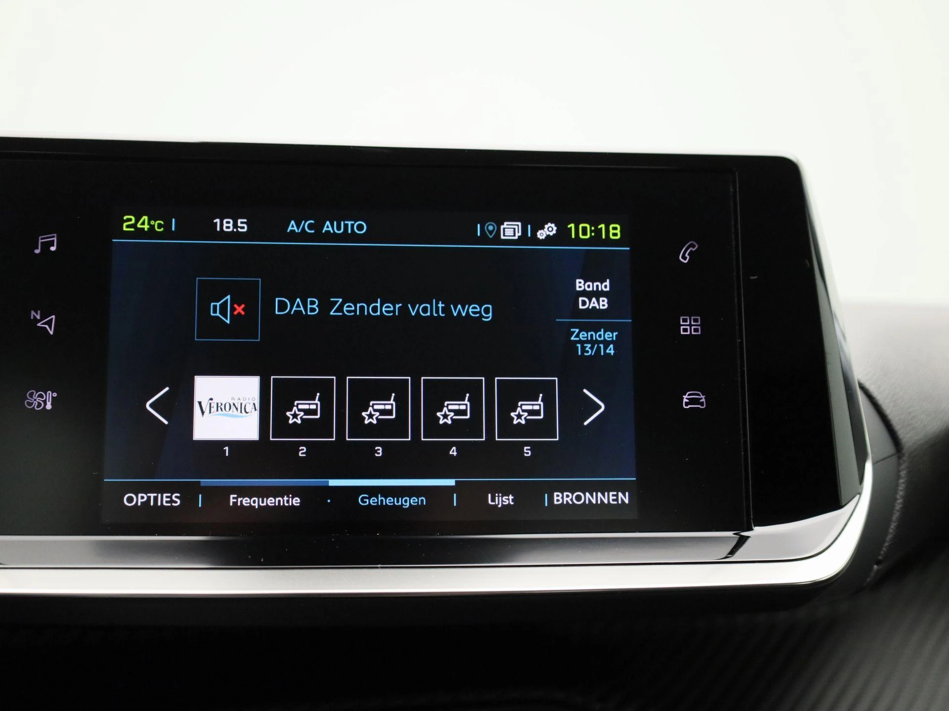 Peugeot-e-208-image-26