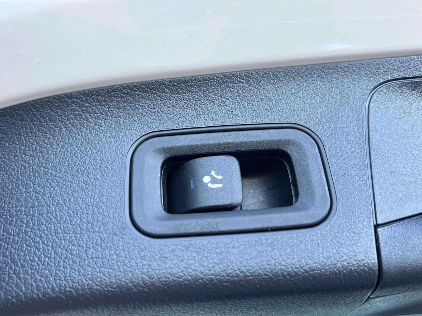 Mercedes-Benz-EQA-image-20