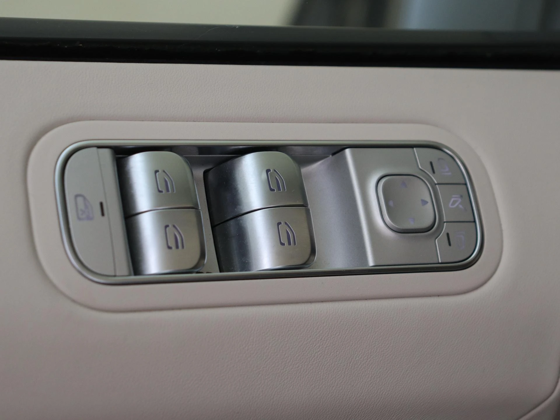 Mercedes-Benz-G-Klasse-image-28
