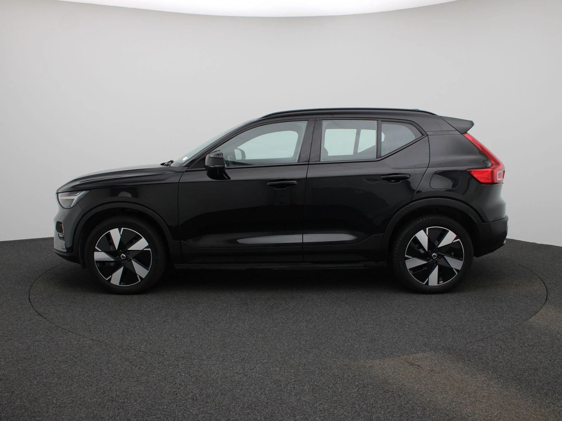 Volvo-EX40-image-3