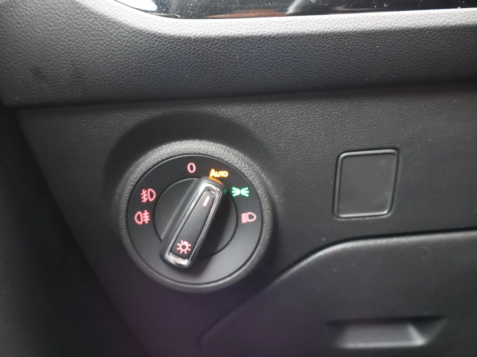 SEAT Leon Leon TSI 110PK *LEDER*ALCANTARA*CRUISE*NAVI*PDC*DAB RADIO*BLTH*...*
