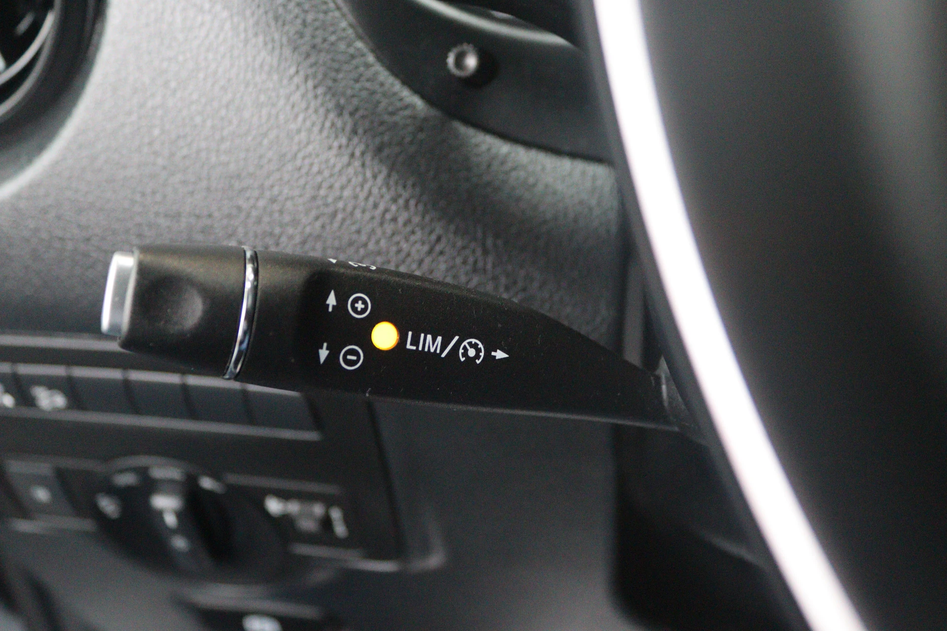 Mercedes-Benz-Vito-image-12