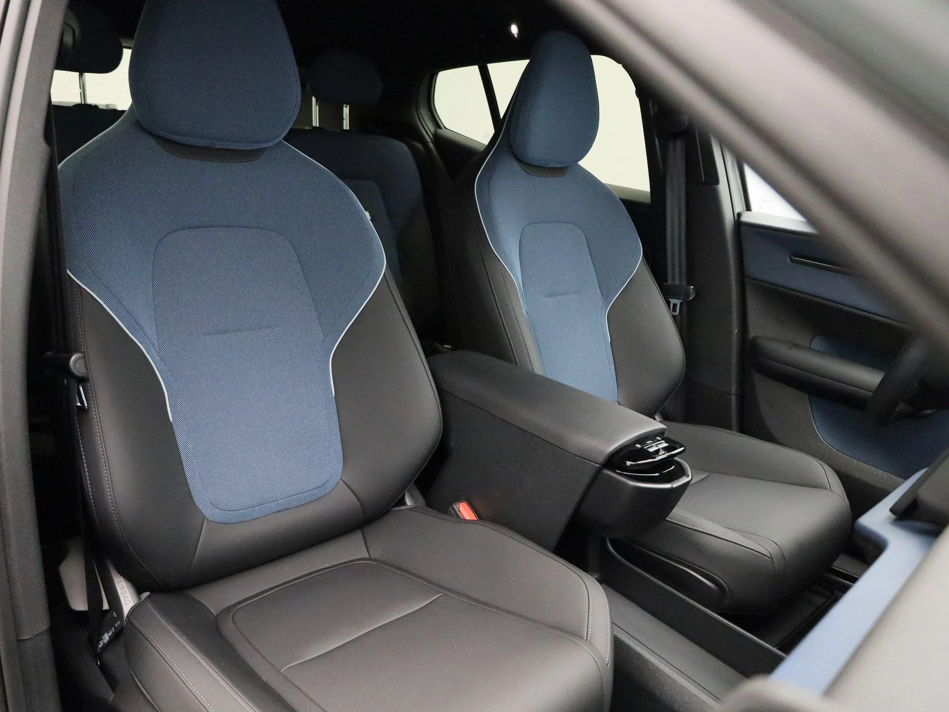 Volvo-EX30-image-36
