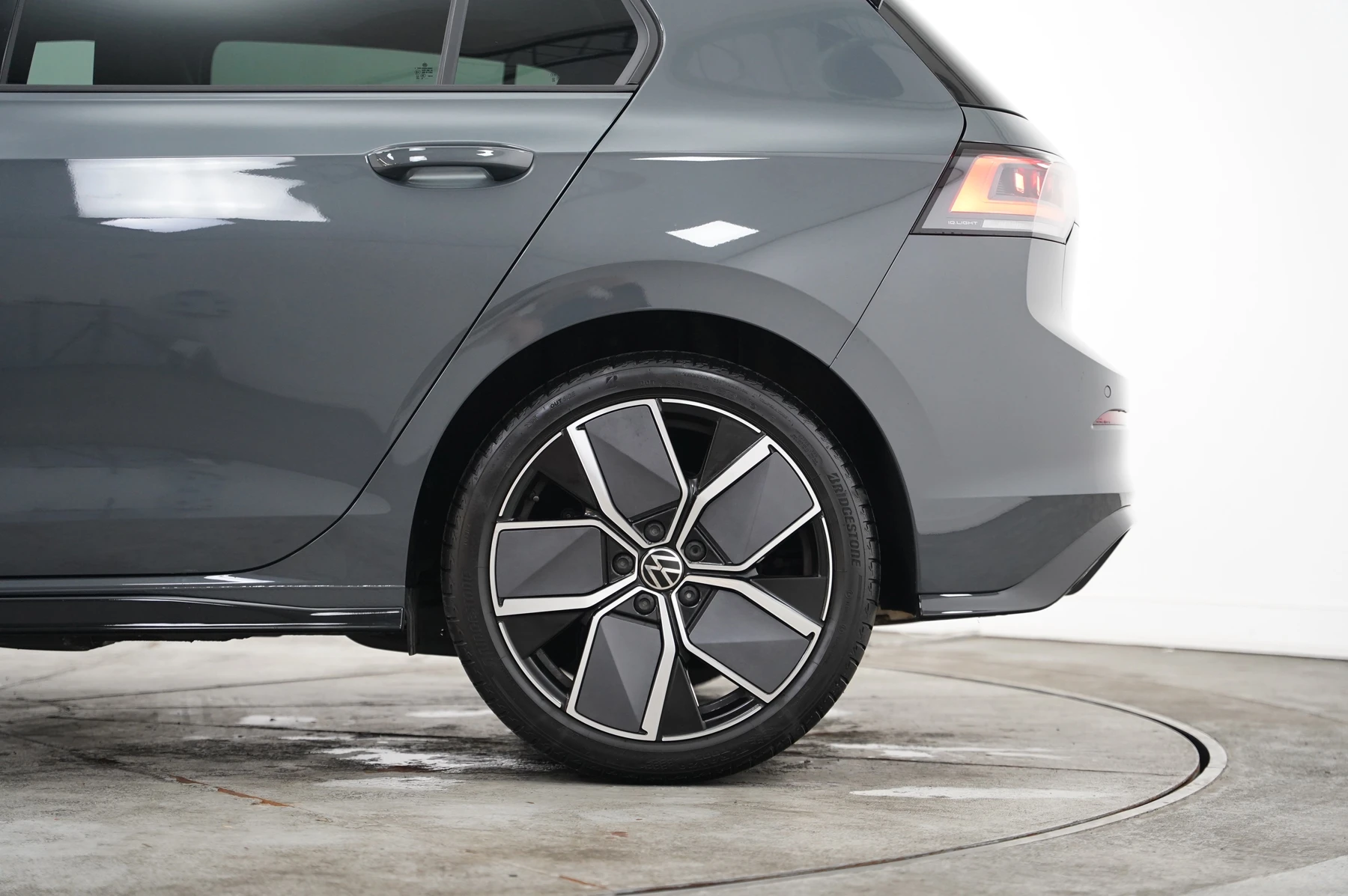 Volkswagen-Golf-image-33