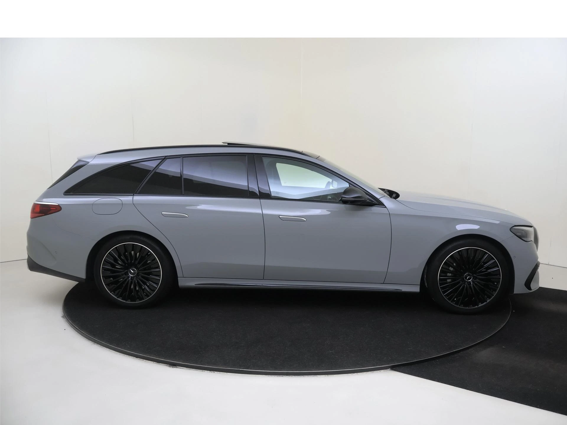 Mercedes-Benz-E-Klasse-image-8