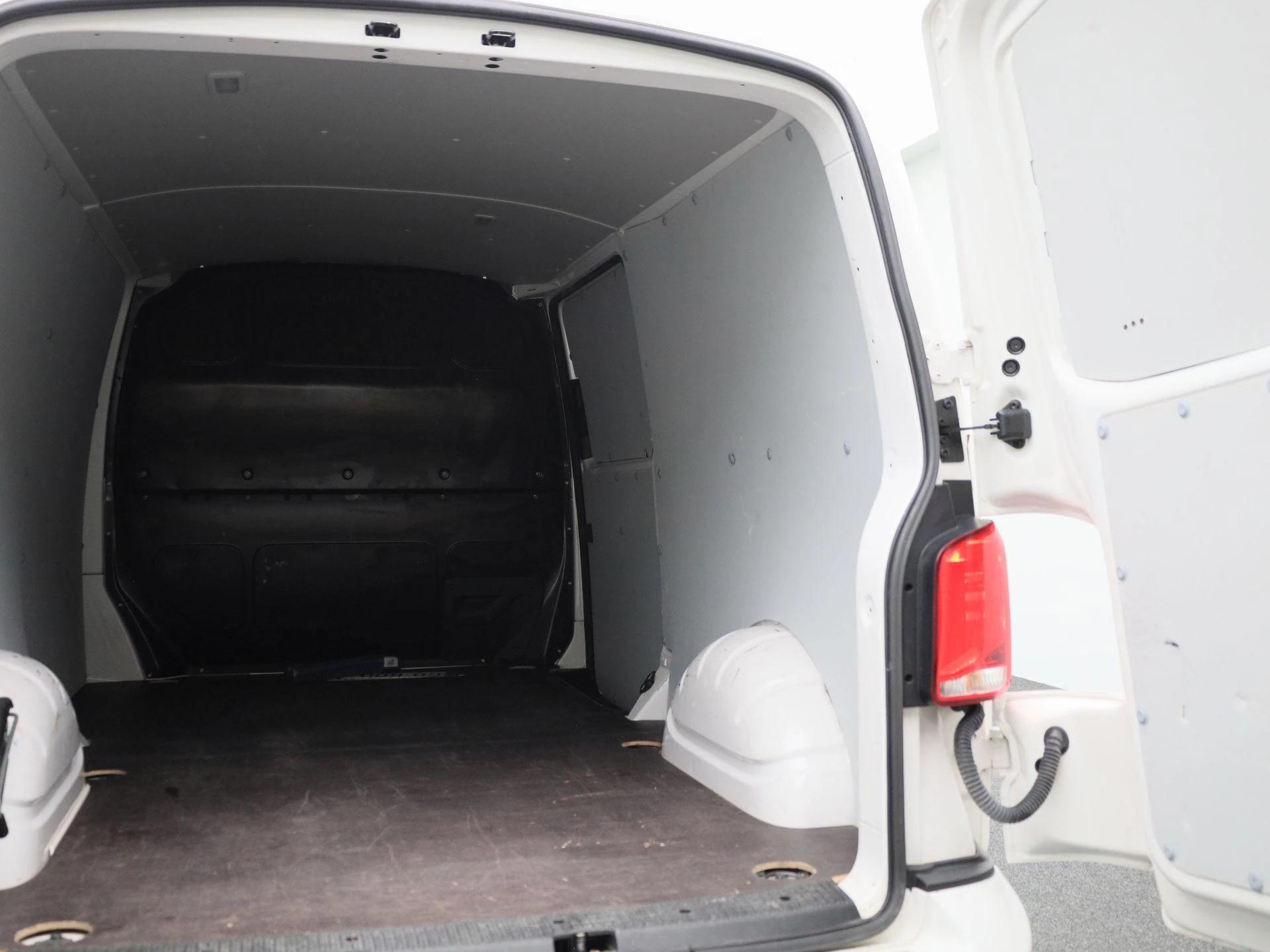 Volkswagen-Transporter-image-15