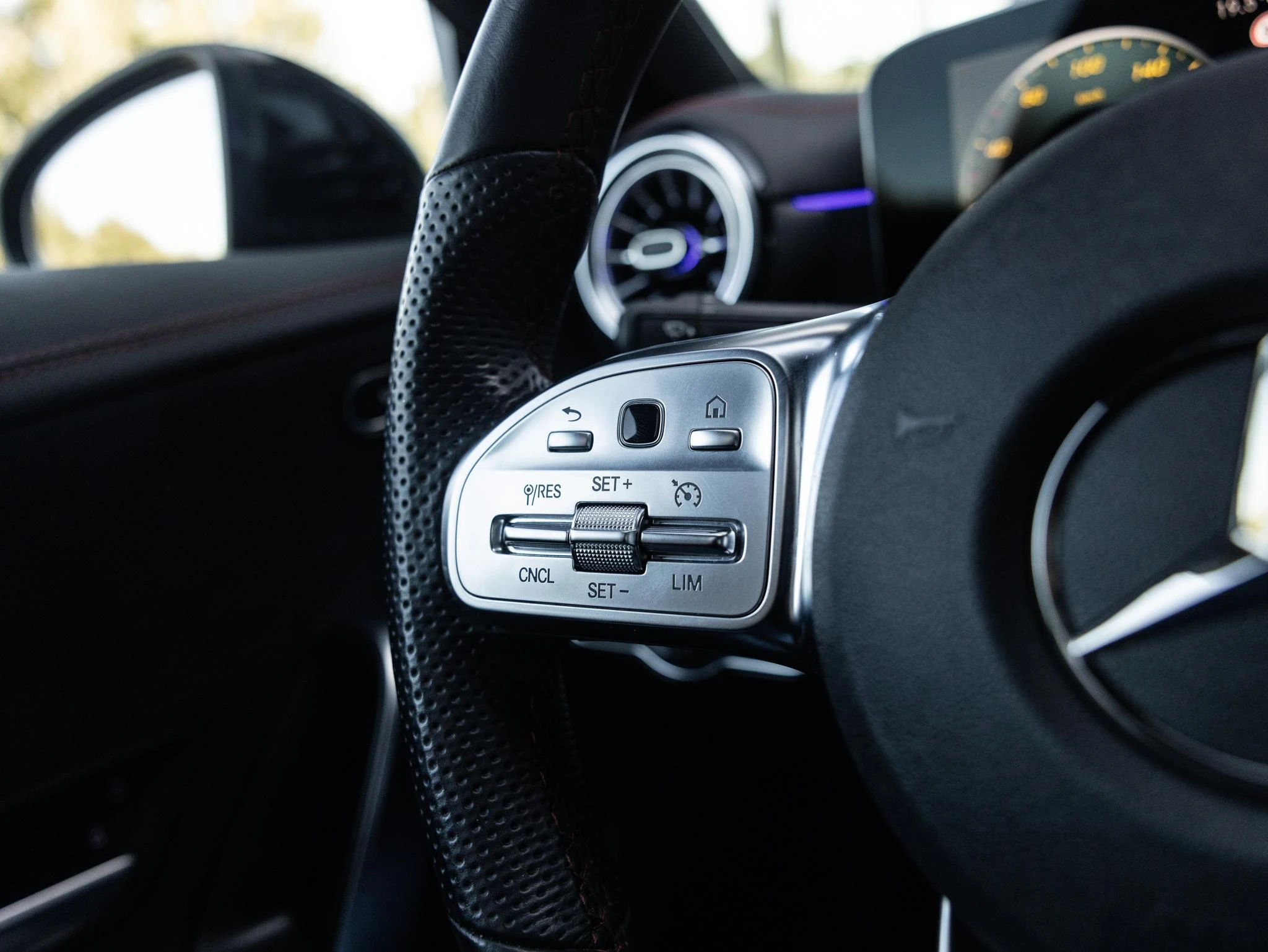 Mercedes-Benz-CLA-image-33