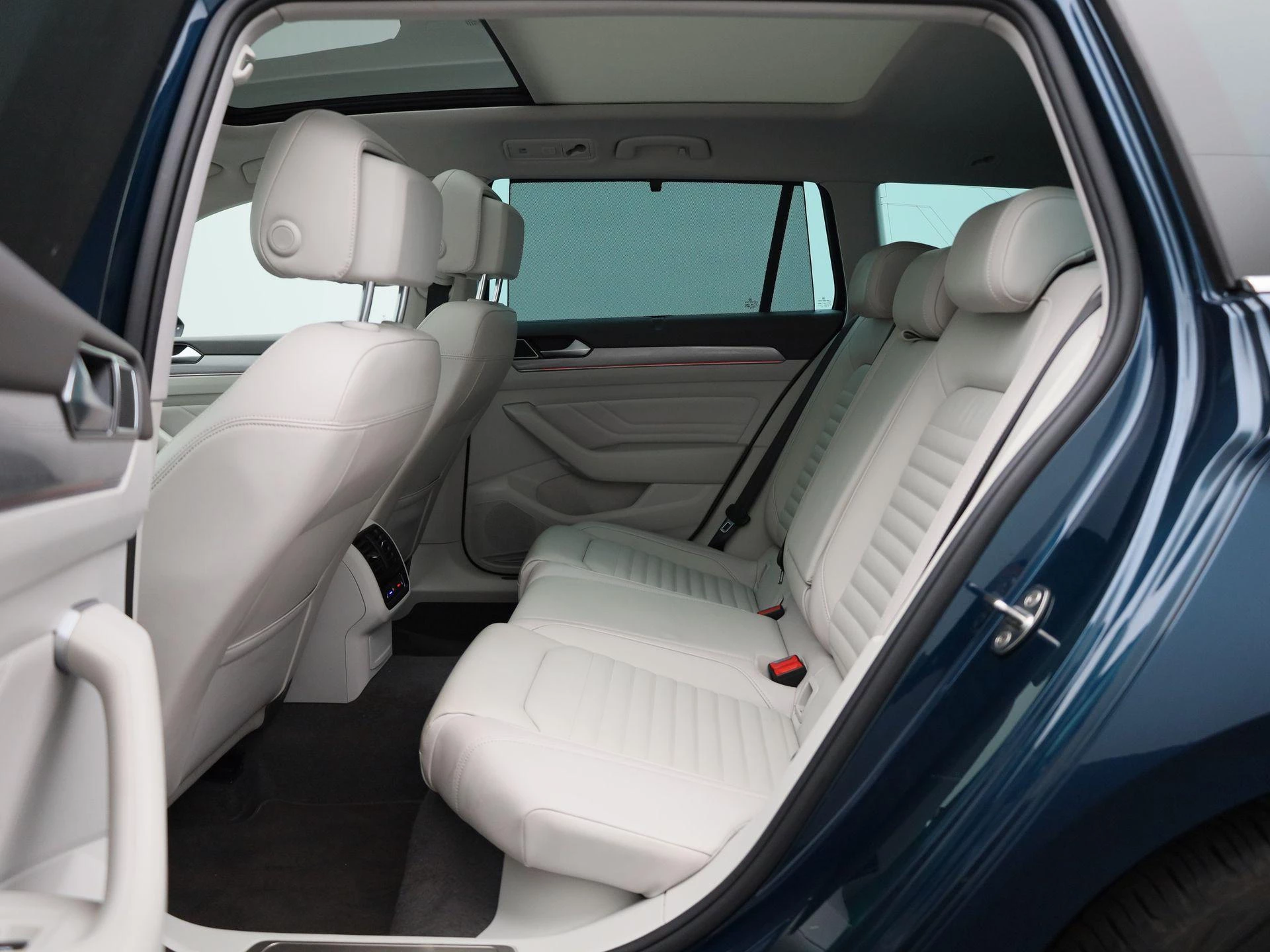 Volkswagen-Passat-image-11