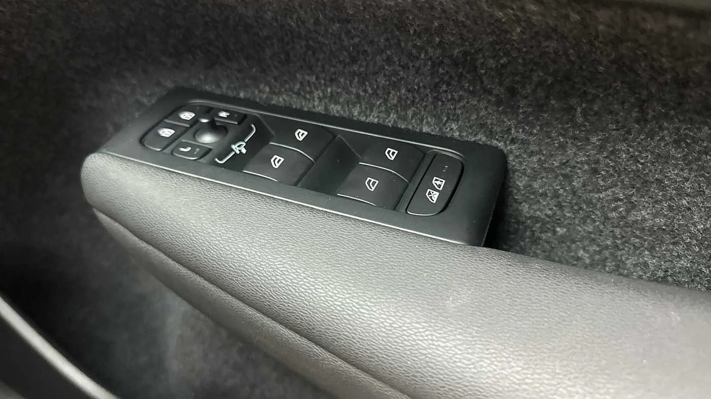 Volvo-EX40-image-29