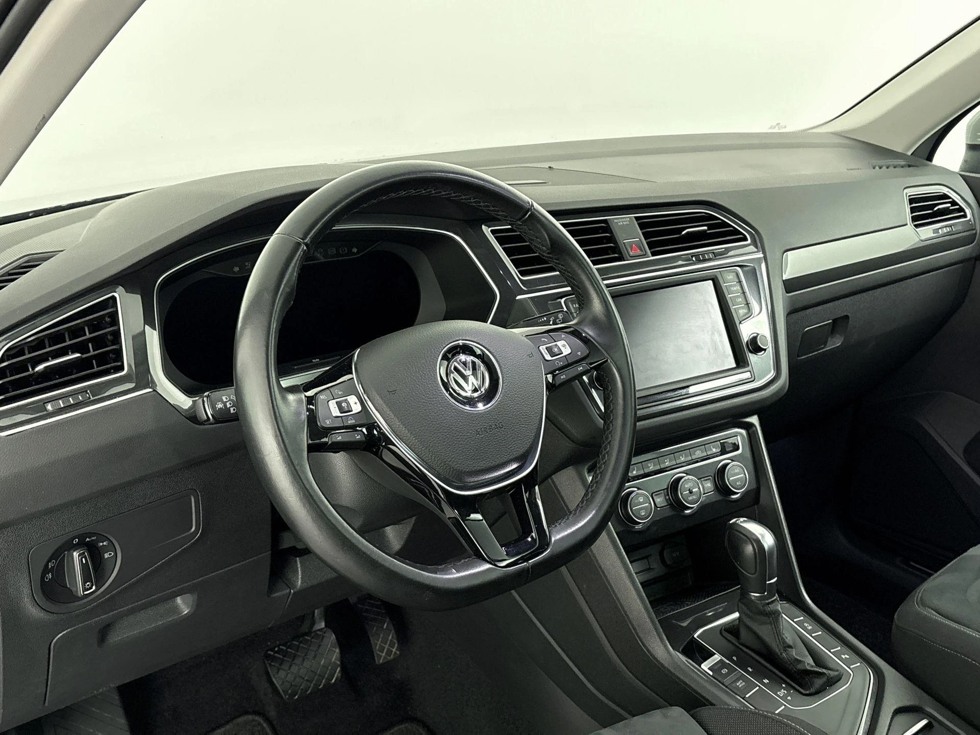 Volkswagen-Tiguan-image-16