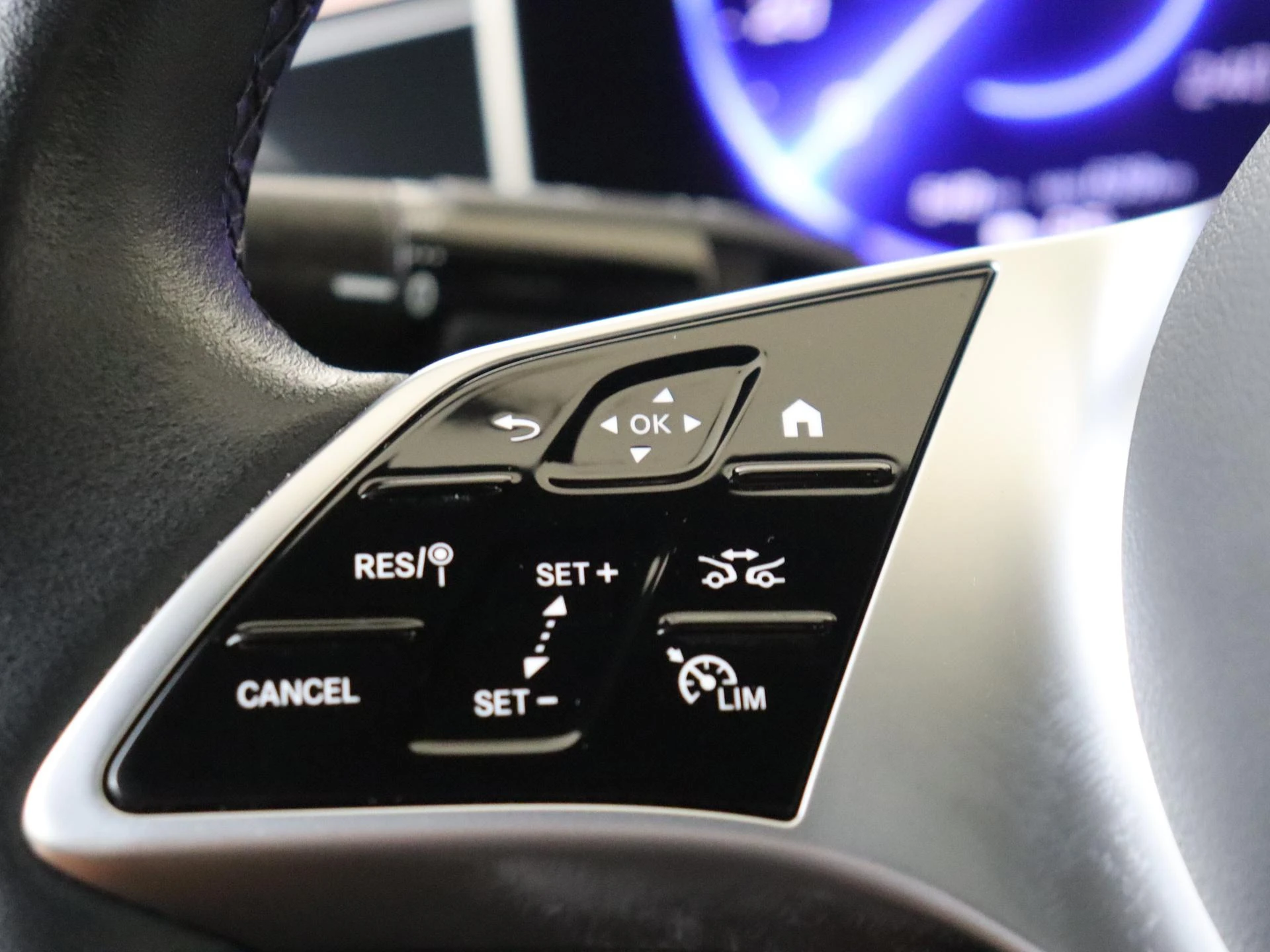 Mercedes-Benz-EQE-image-11