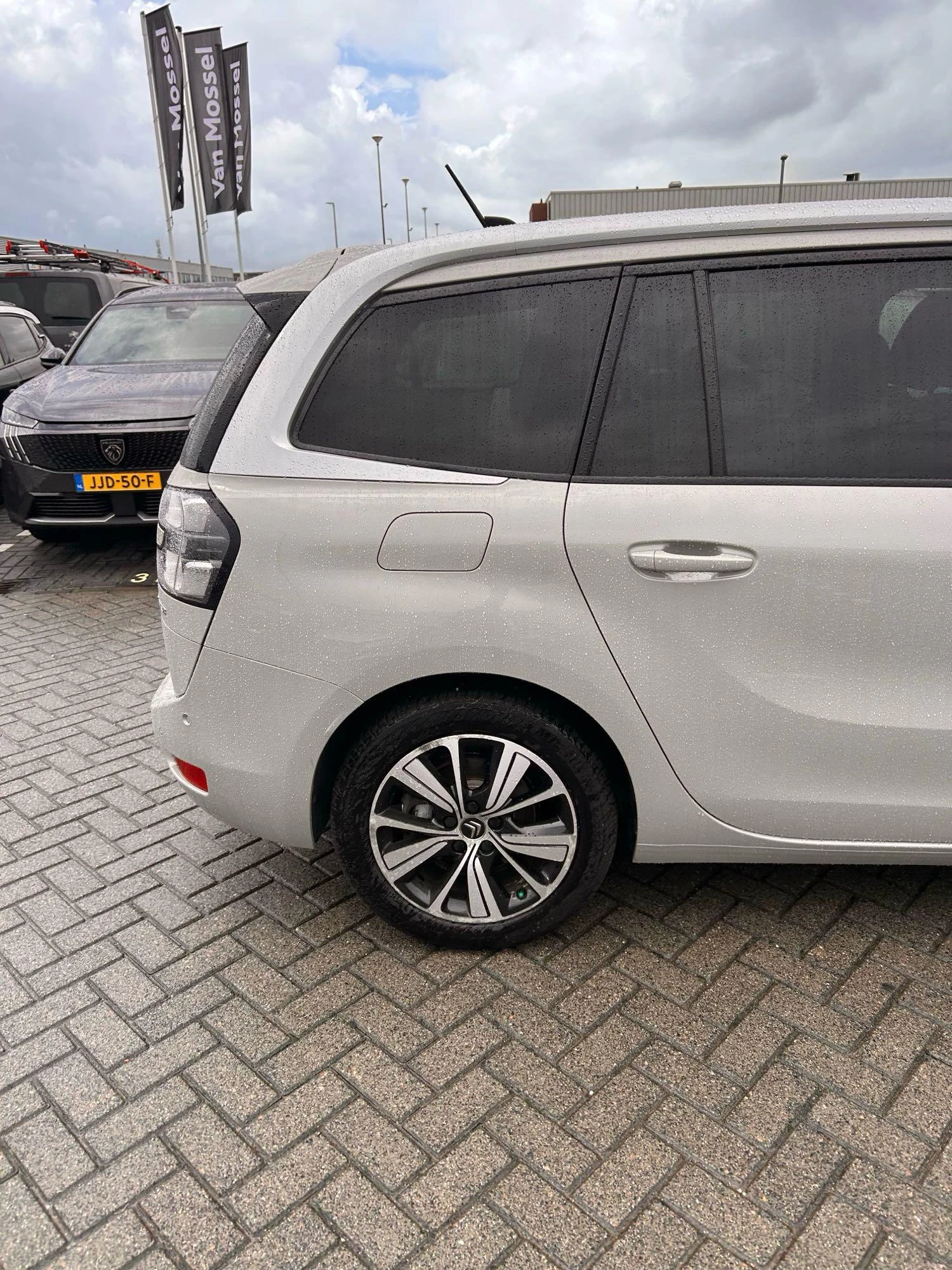 Citroën-Grand C4 Spacetourer-image-5