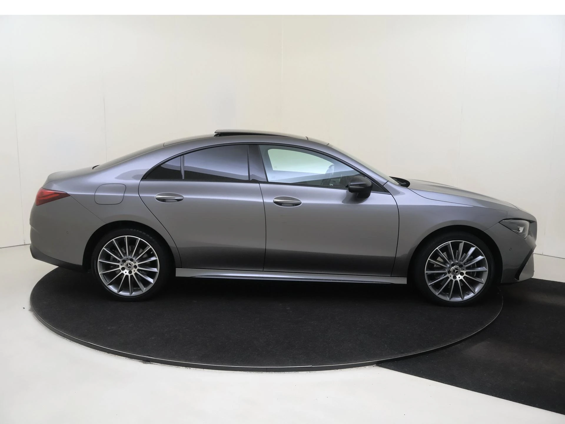 Mercedes-Benz-CLA-image-11